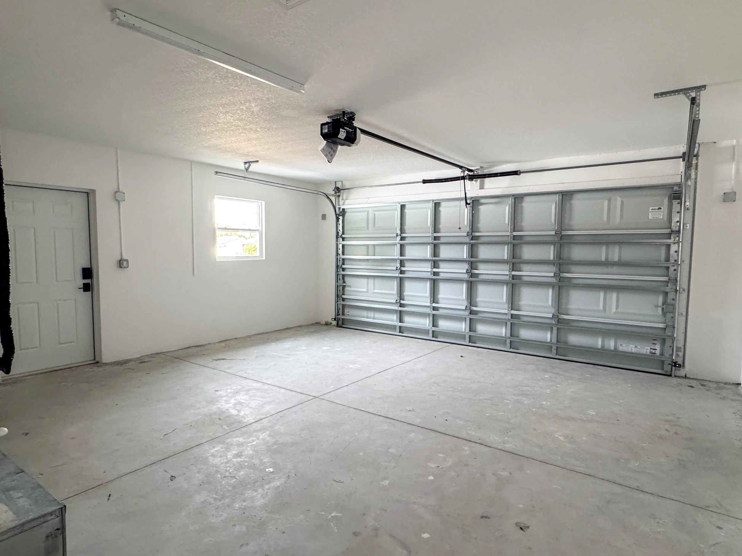 Garage - Pet Friendly Rental Home in Sebring FL - 4321 Seawood Ave