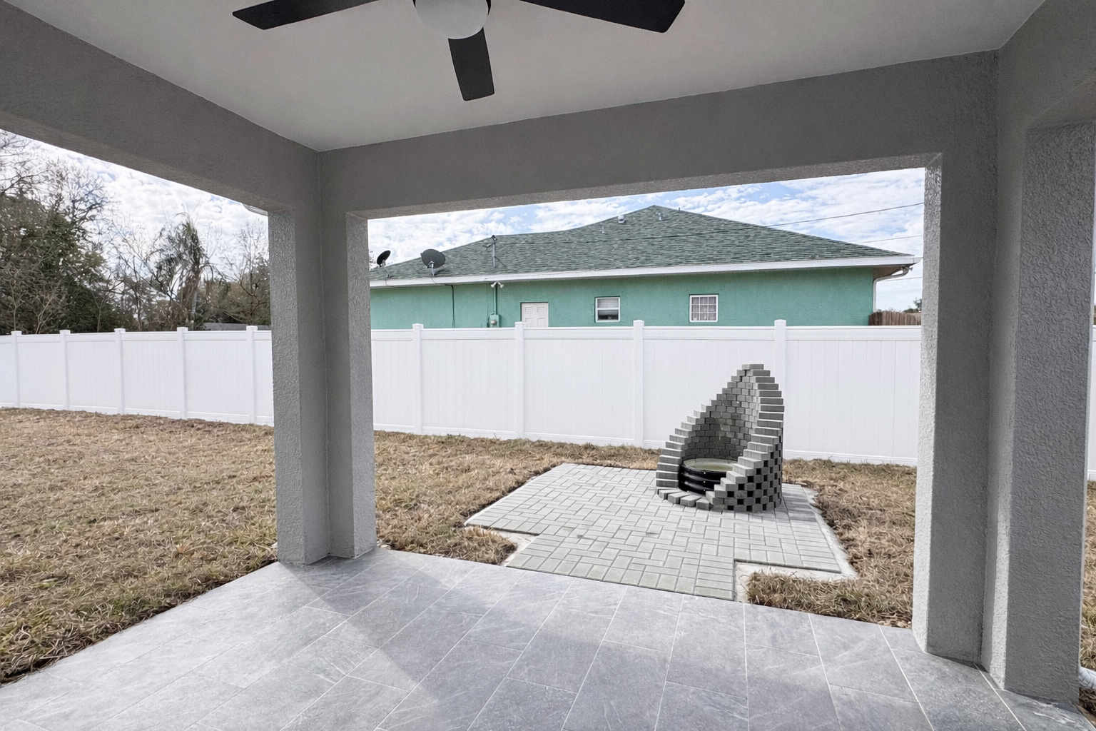 Patio & Fire Pit - Pet Friendly Rental Home in Sebring FL - 4321 Seawood Ave