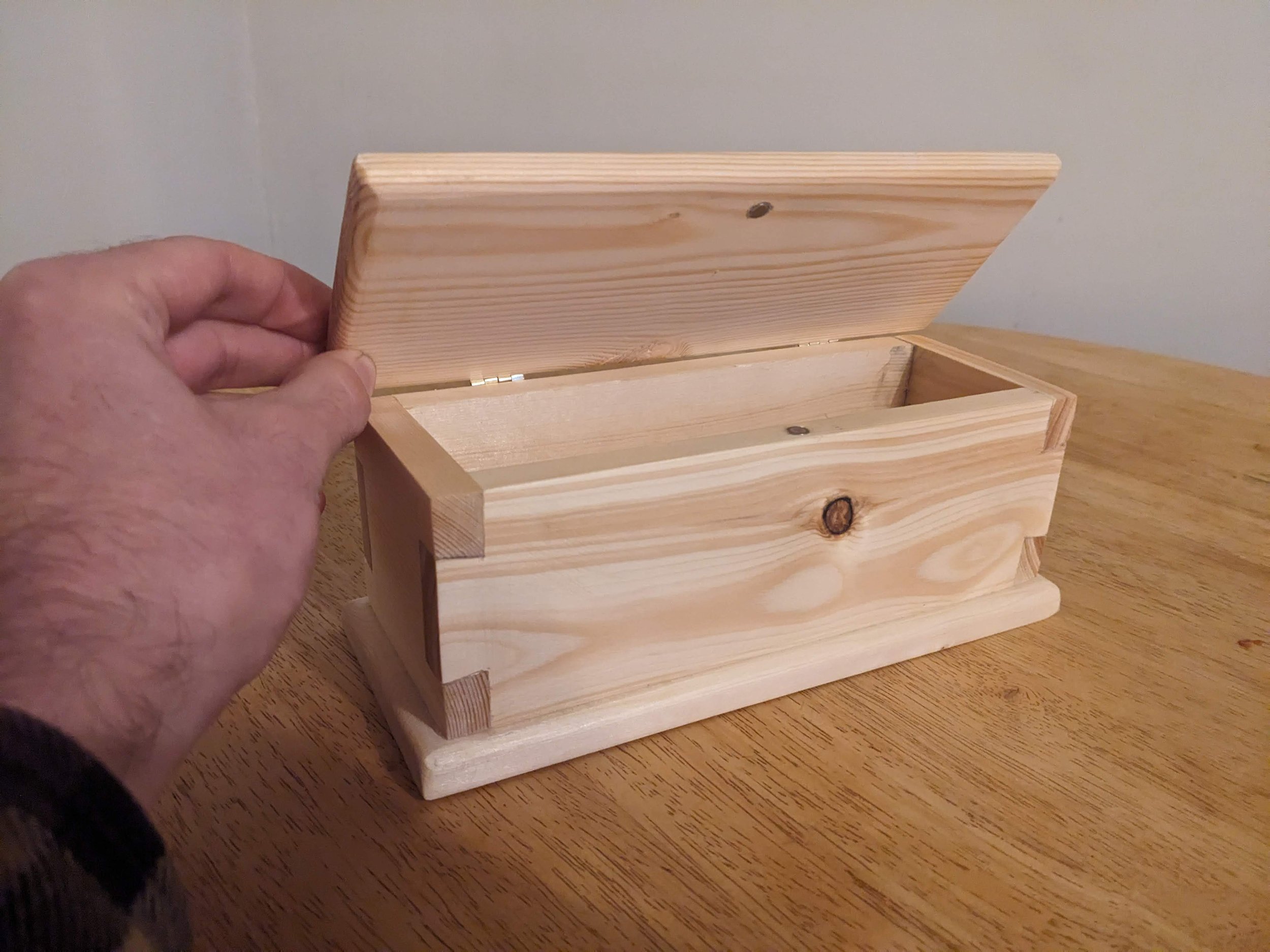 Hinged-lid box with magnetic catch