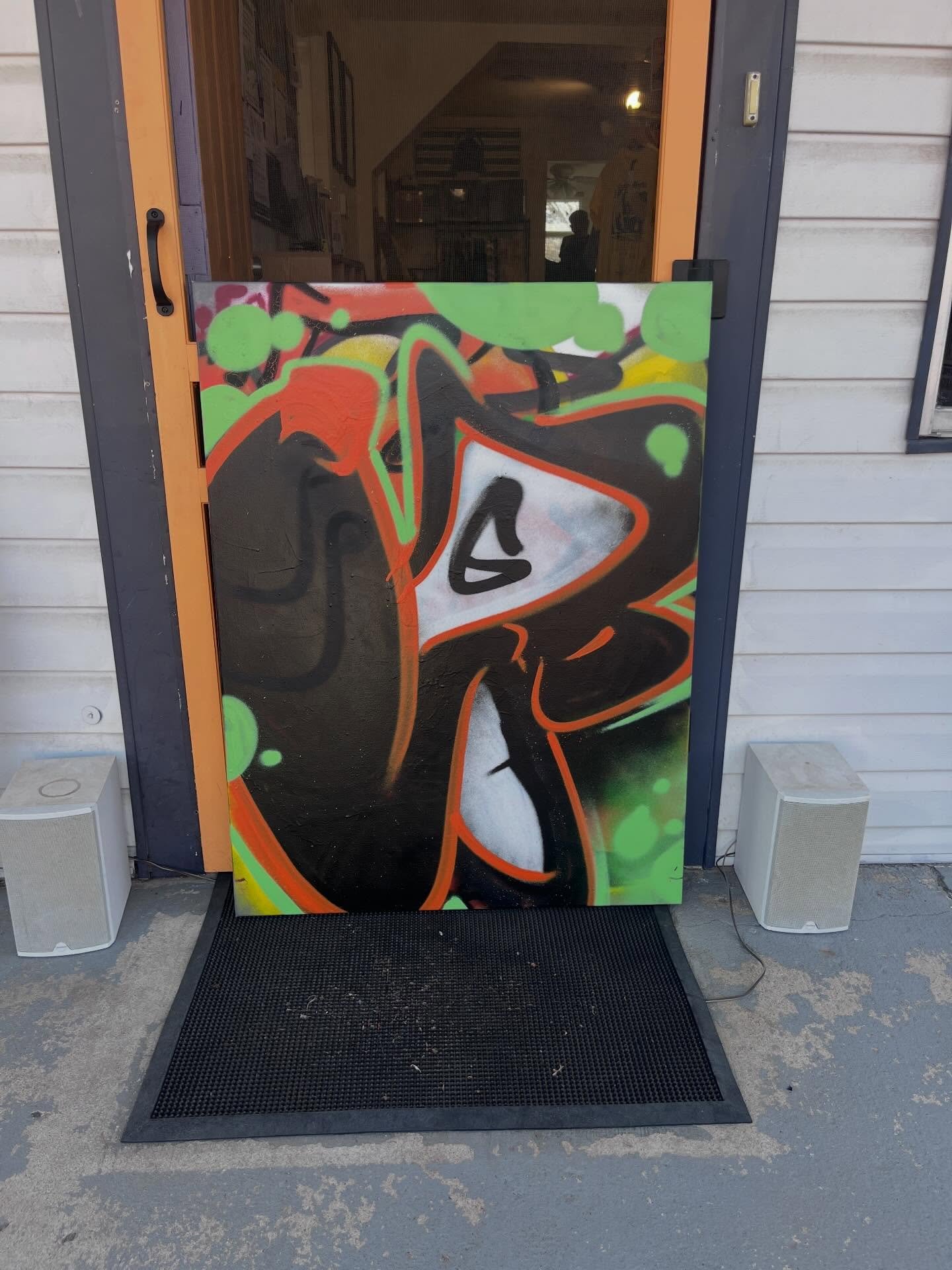Super rad piece waiting for us at our front door this morning! Whodunnit?!? Whoever you are, thank you! 😍

#tulsaartist #artbomb #graffiti