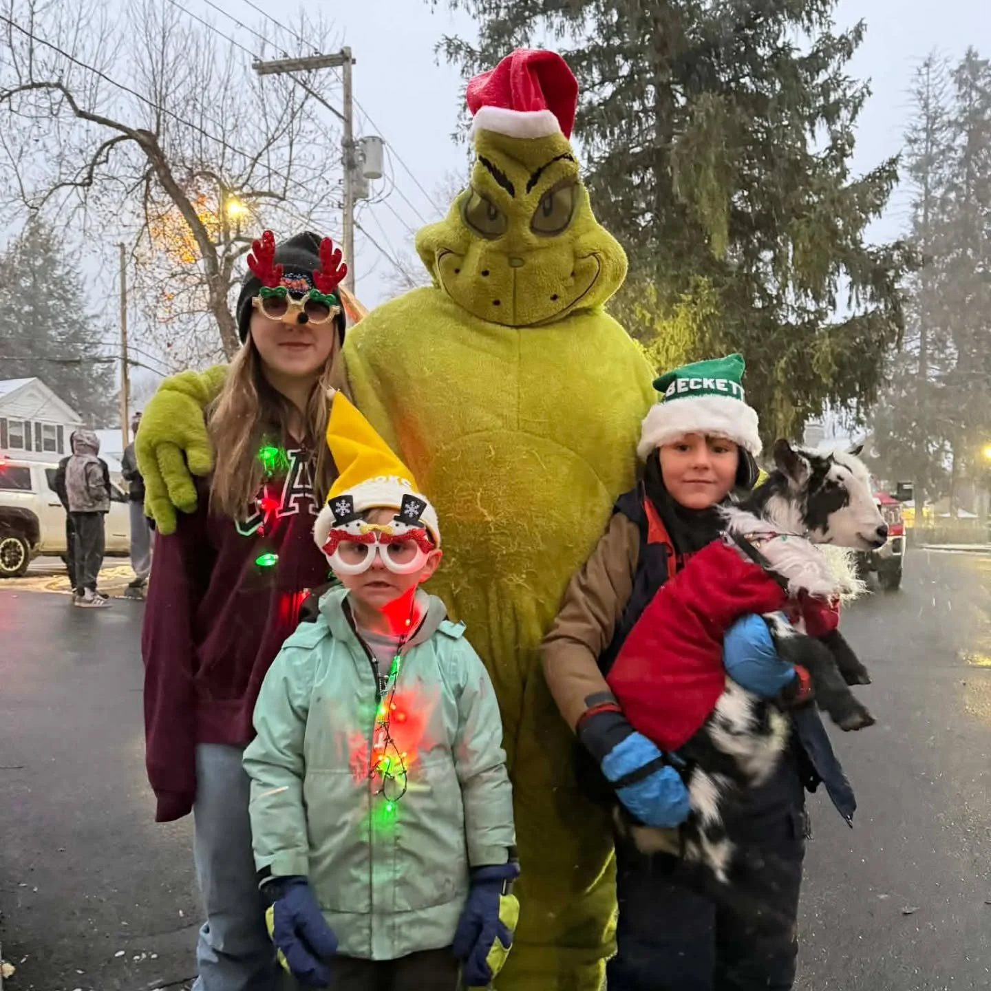 Santa&rsquo;s here in #Cooperstownny and we had snow much fun! ❄️🎅
Huge thanks to our incredible volunteers! ❤️

Want to walk festive goats in holiday parades?
12/5 Sidney &bull; 12/6 Oneonta &bull; 12/7 Milford

Make magical memories with our NY Go