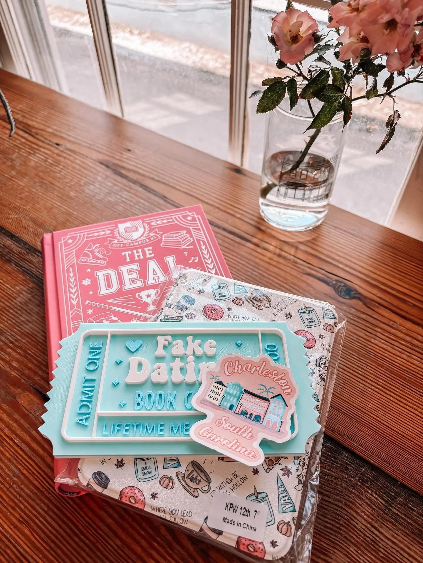 Just a little @sweeterthanfictionbookshop haul of hockey smut and bookshelf trinkets because I yet again consumed far too much sugar and caffeine✨

🏷️

#writer #writing #findmywritingcommunity #writersofinstagram #writingcommunity #authorcommunity #