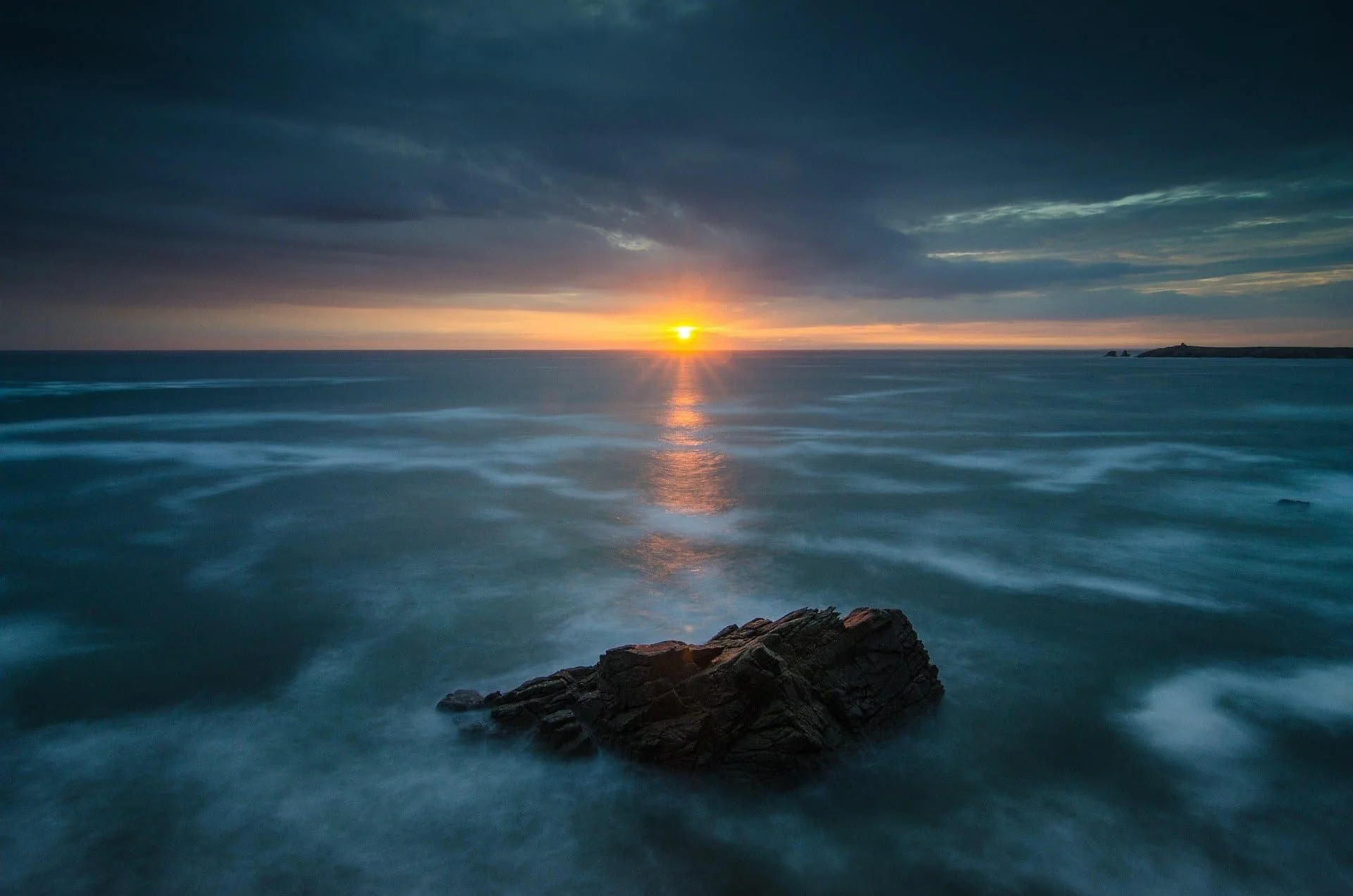 Sunrise over the sea illustrating dreams before waking and the transition from sleep to consciousness.