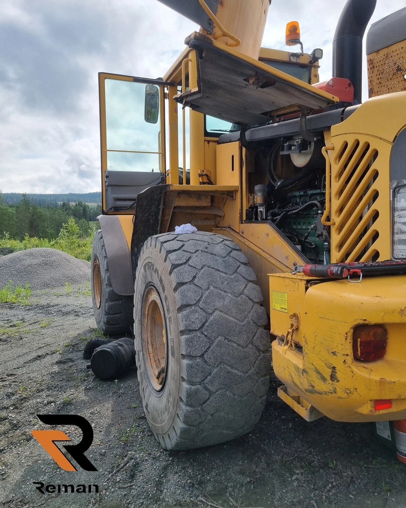 Idag stod reparation av Volvo L120E p&aring; schemat👨🏻&zwj;🔧
Efter fels&ouml;kning konstaterades att topplockspackningen sagt upp sig.
Vi demonterade topplocket f&ouml;r planing, fr&auml;sning av ventils&auml;ten samt inslipning av ventiler.
Efter