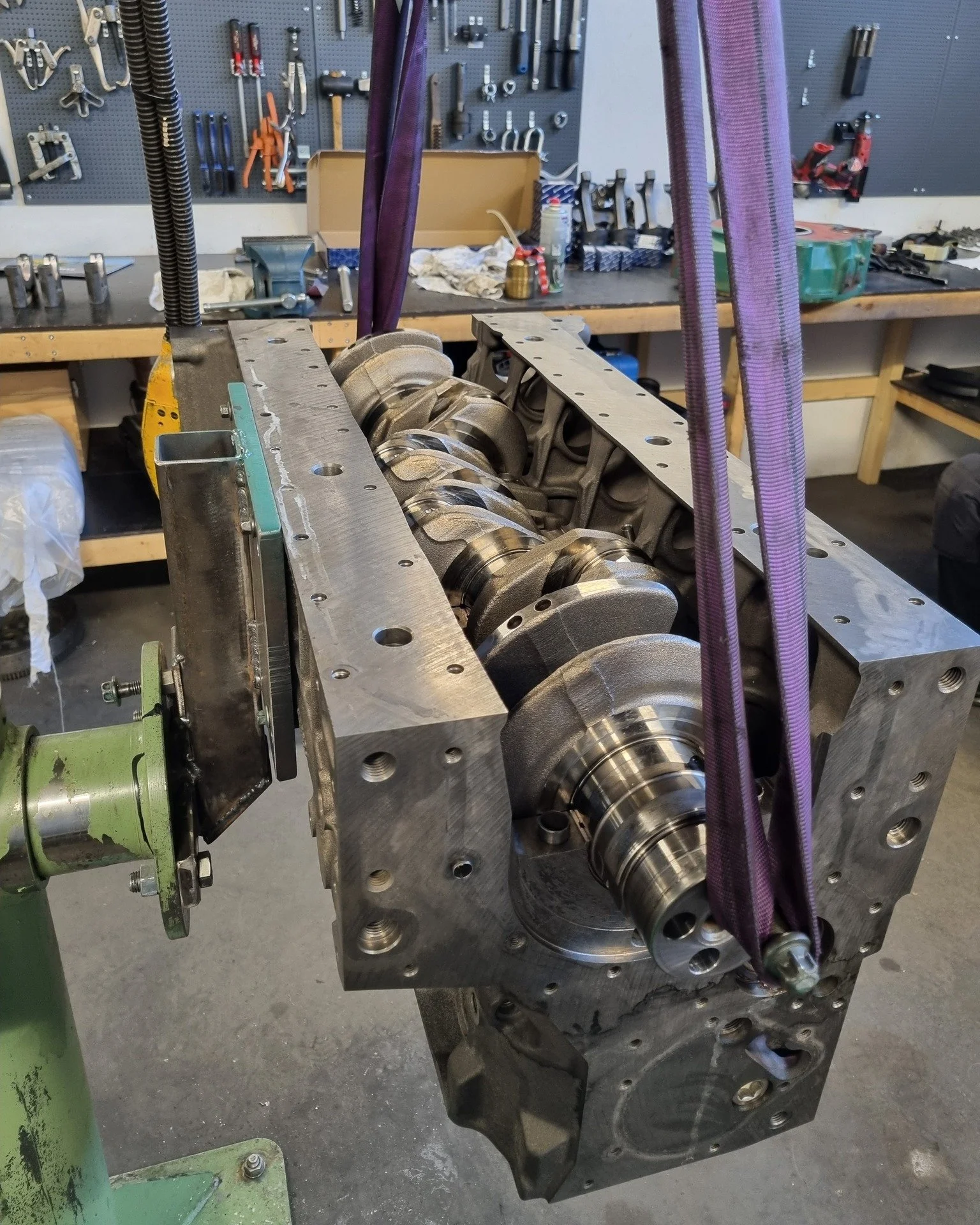 Ig&aring;r p&aring;b&ouml;rjades montering av en Volvo D6D motor till en  Volvo L60E Hjullastare 🚜
Motorn konsumerade stora m&auml;ngder olja pga slitna foder, kolvringar samt ventilstyrningar. 

Nu byter vi alla slitdelar och renoverar spridarna f&