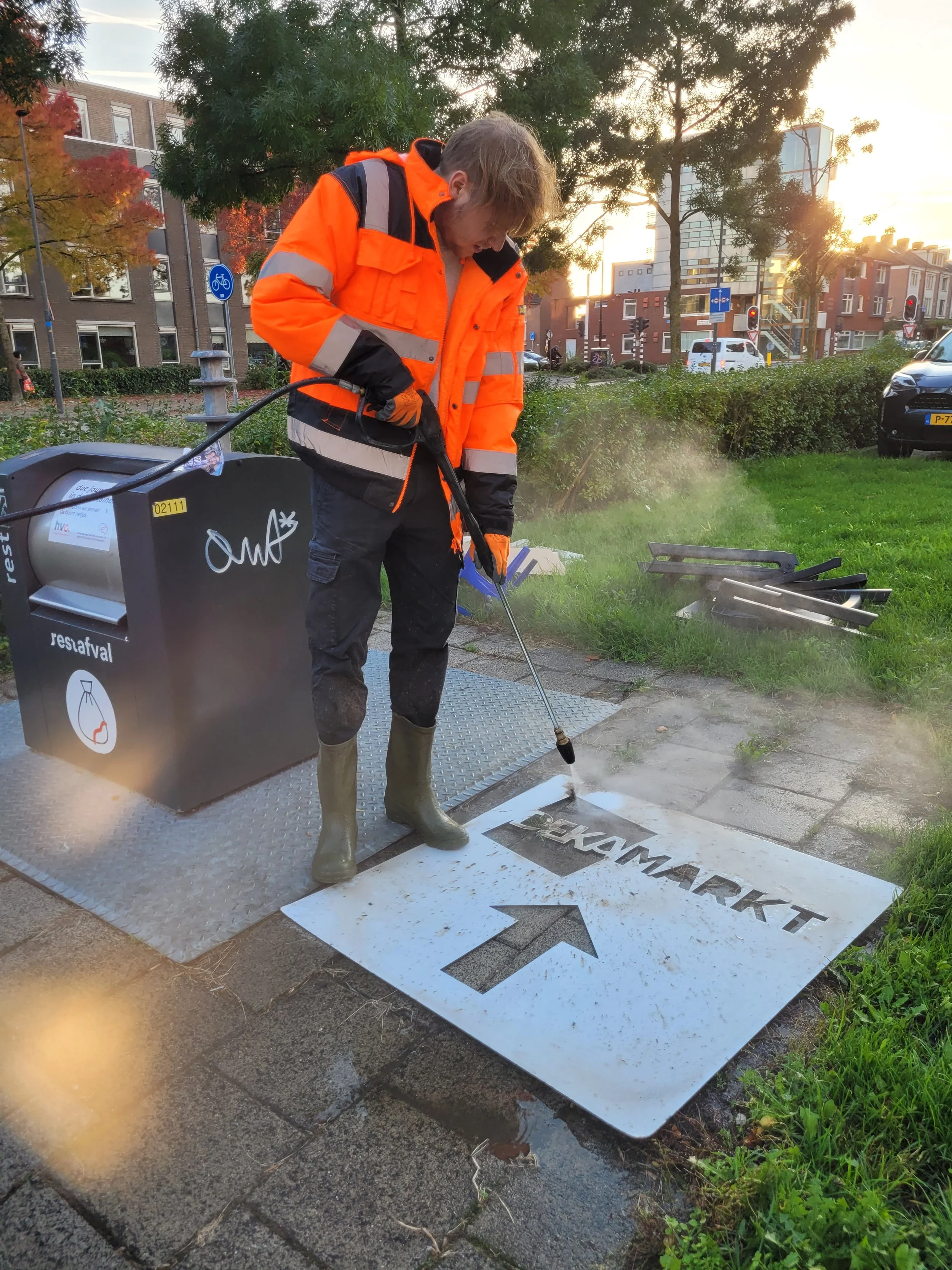 Uitvoerend medewerker van Promendus . Uitvoering vangreen graffiti ook bekend als clean advertisement, reverse graffiti,  stoepreclame van Promendus. Een unieke opmerkelijke Milieuvriendelijke vorm van straatreclame. guerilla advertising in actie.