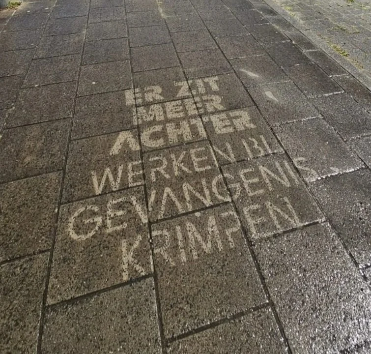 Verkeersbewijs op de stoep met tekst. Voorbeeld van green graffiti ook bekend als clean advertisement, reverse graffiti, stoepreclame van Promendus. Een unieke opmerkelijke Milieuvriendelijke vorm van straatreclame. guerilla advertising.