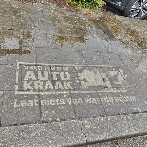 Gepubliceerd graffiti op straat dat zegt: "Voorkom autokraak , laat niets van waarde achter". stoepreclame in opdracht van Gemeente Utrecht. Uniek reclame initiatief.