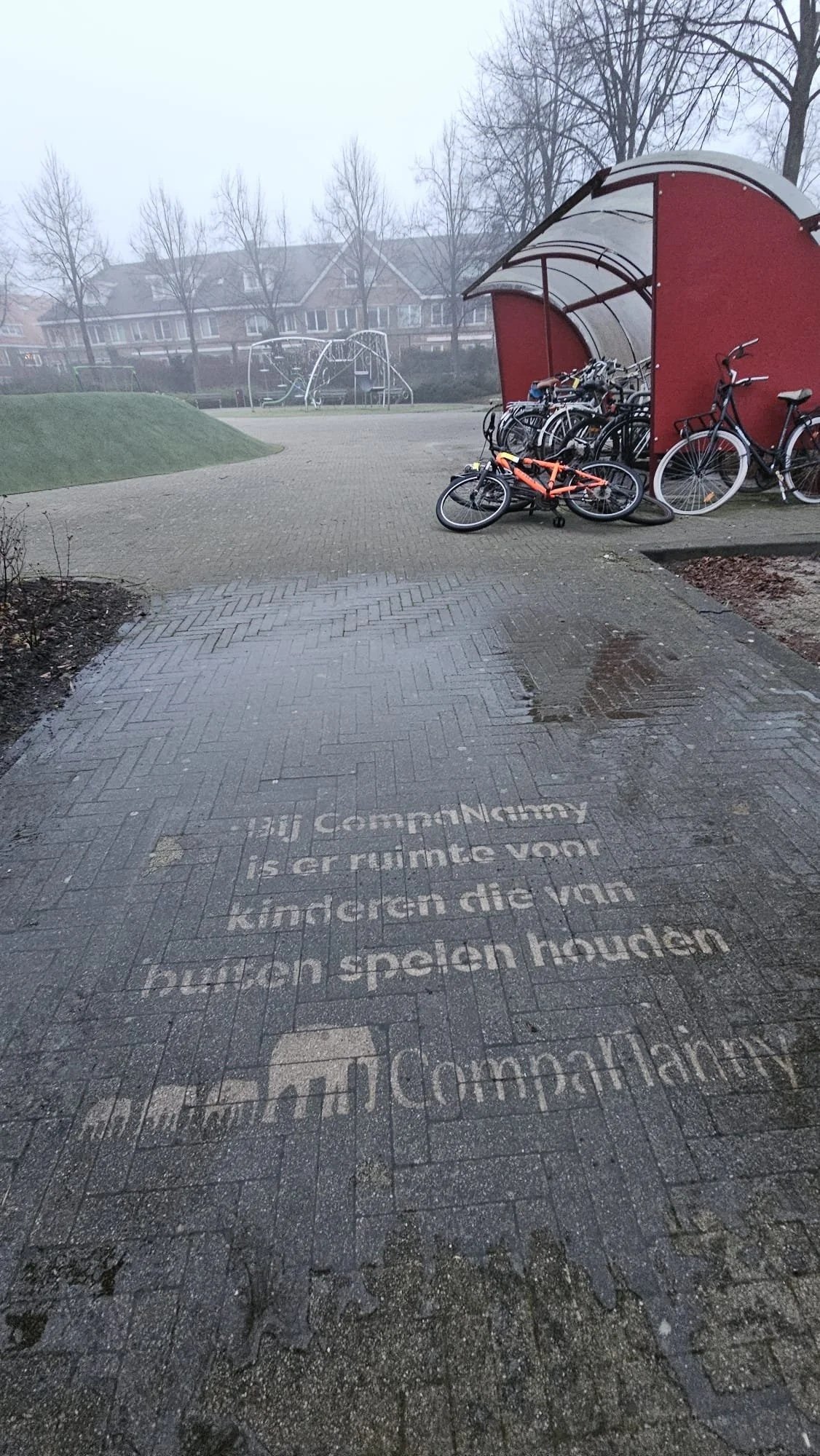 Een voetpad met een tekst die zegt dat er ruimte is voor kinderopvang,green graffiti ook bekend als clean advertisement, reverse graffiti, stoepreclame van Promendus. Een unieke opmerkelijke Milieuvriendelijke vorm van straatreclame. guerilla advert