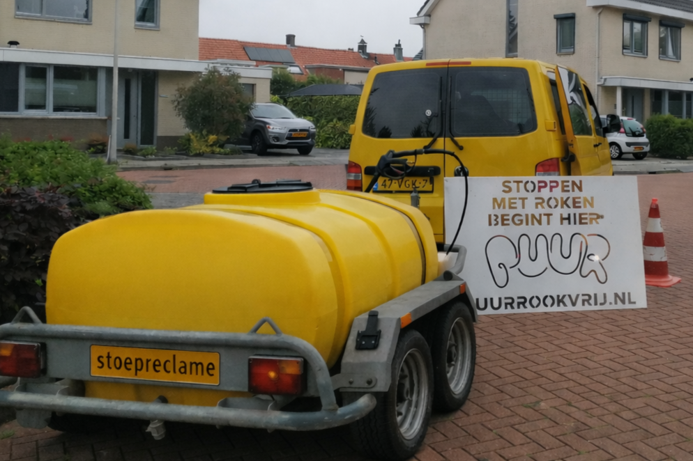 Uitvoerende apparatuur. Uitvoering van green graffiti ook bekend als clean advertisement, reverse graffiti,  stoepreclame van Promendus. Een unieke opmerkelijke Milieuvriendelijke vorm van straatreclame. Guerilla advertising in actie.