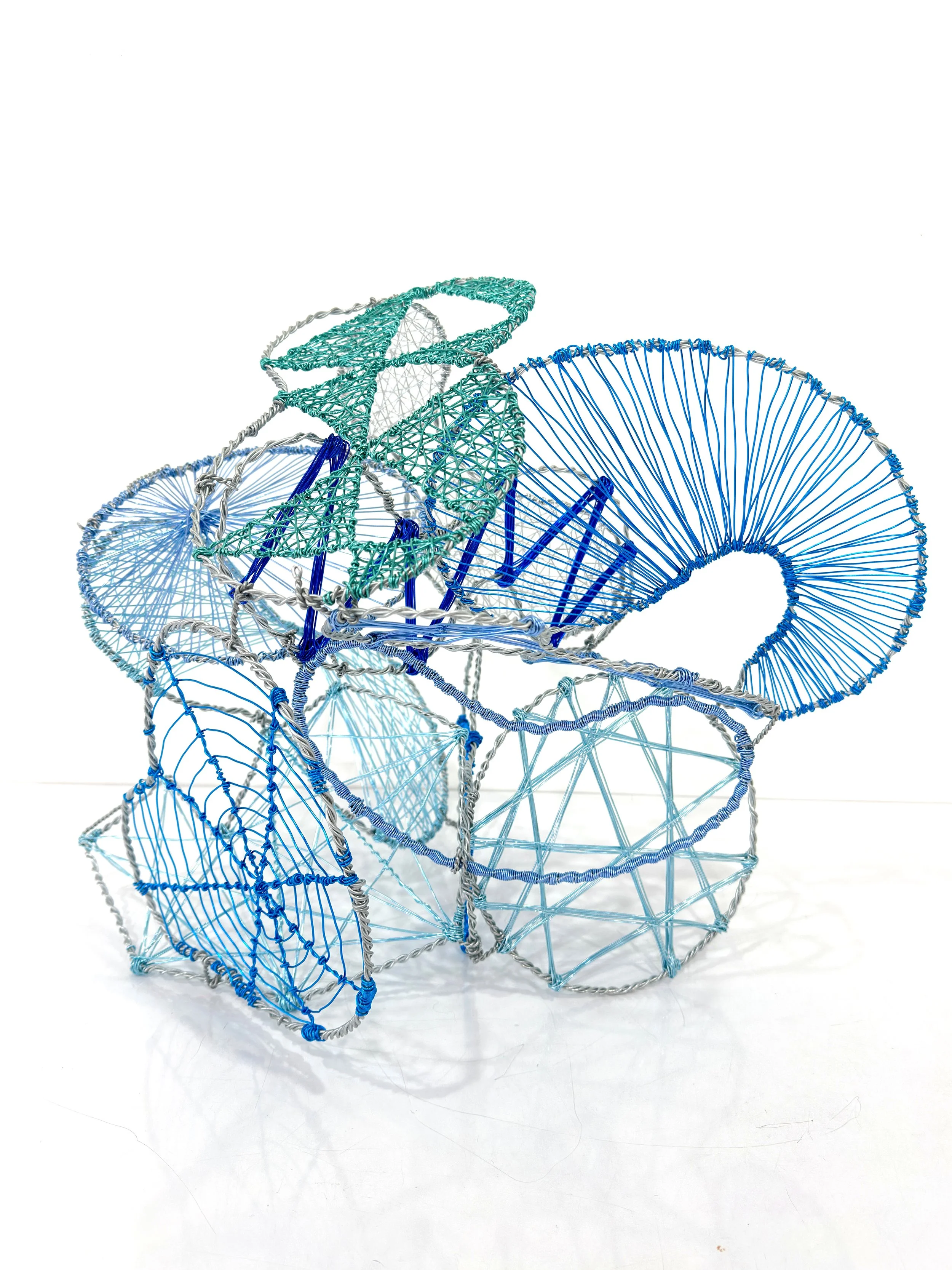 Federico Gauna, Salpicó, Metal wire sculpture, 20 x 17 x 15in