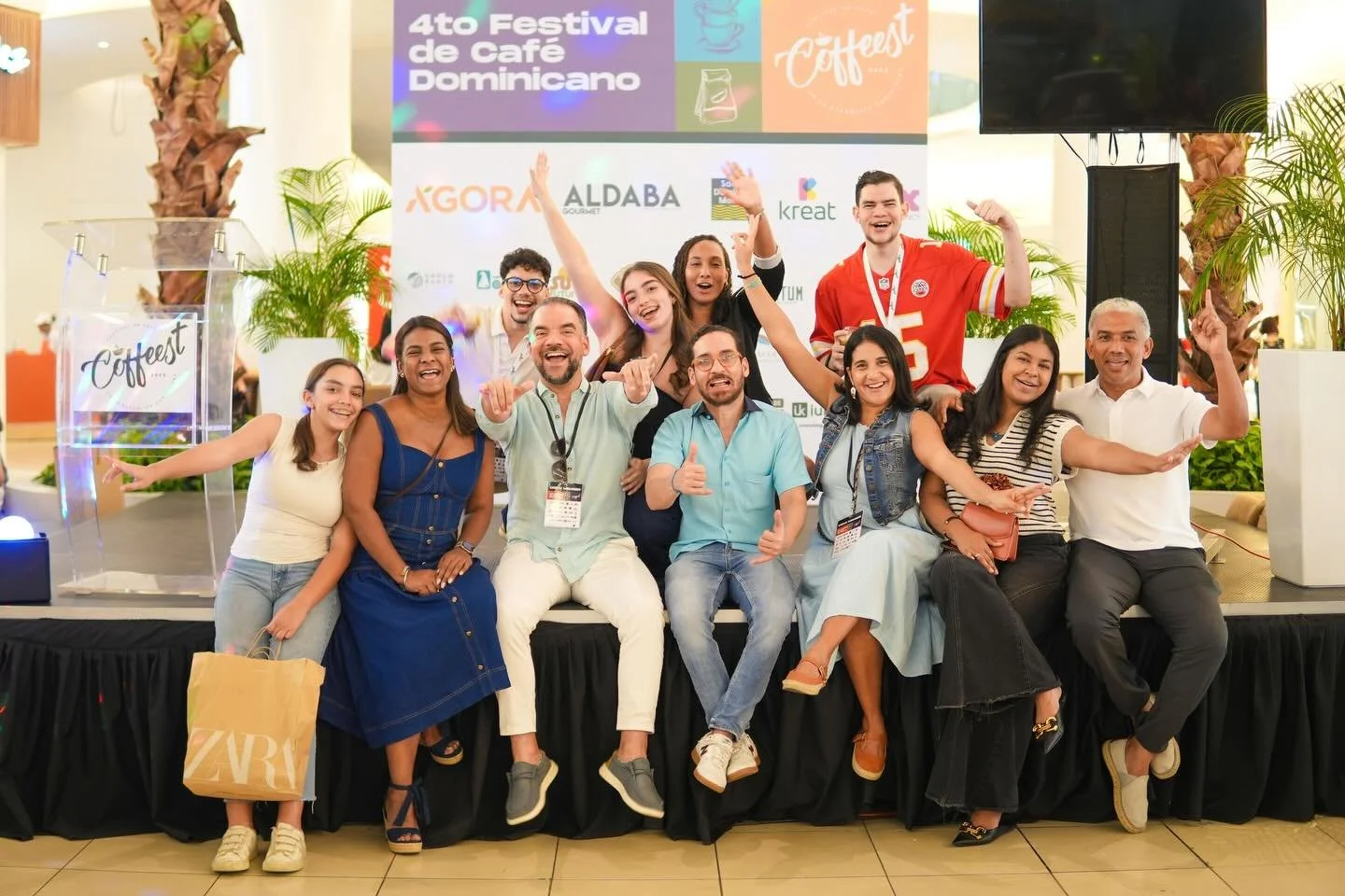 Detr&aacute;s de cada taza, hay un equipo que hace que todo pase ☕✨

El Coffeest no solo no s&oacute;lo es un festival de caf&eacute;; creamos experiencias, conectamos personas y le ponemos intenci&oacute;n a cada detalle.

Hoy te presentamos a quien