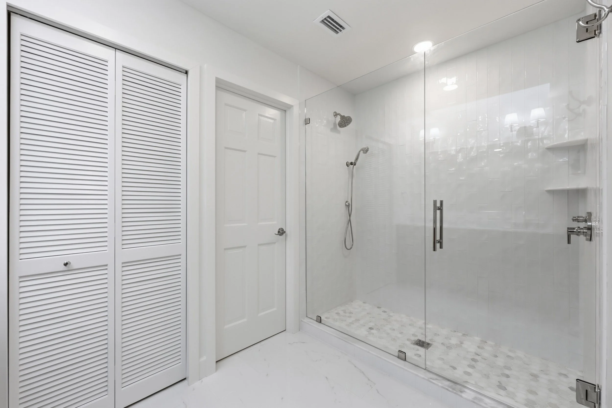 31_the real estateographers_masterbathroom_013.jpg