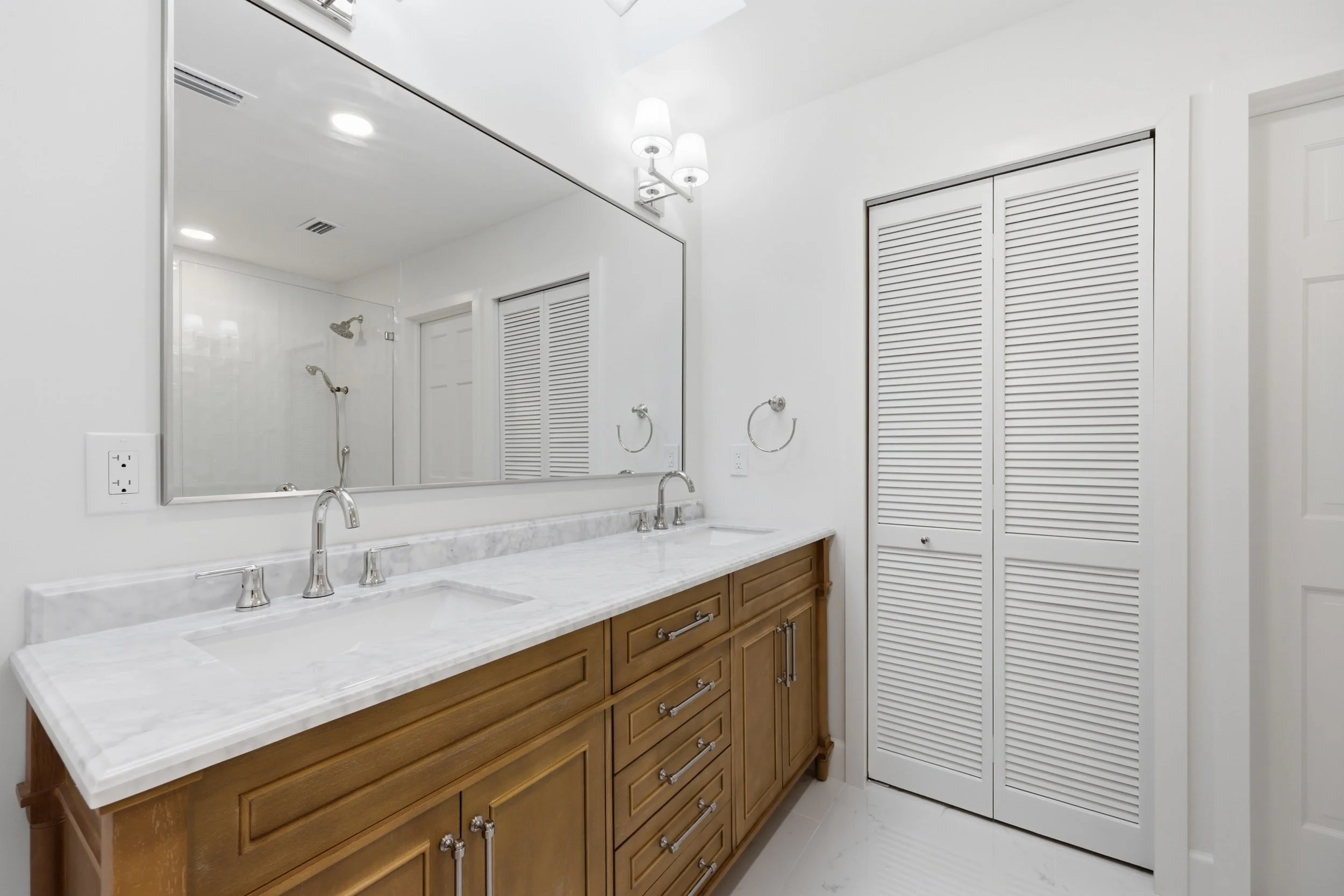 30_the real estateographers_masterbathroom_012.jpg