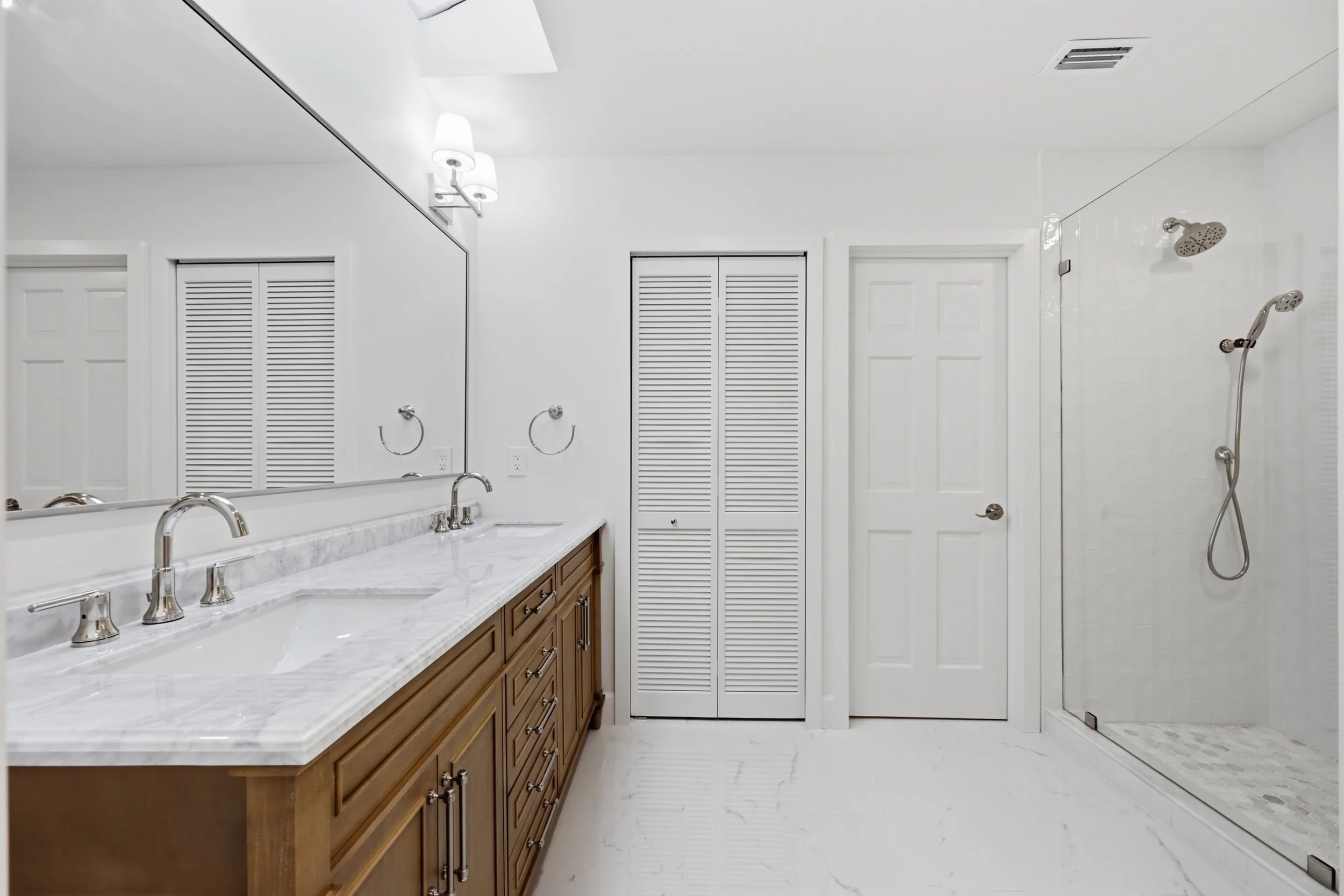 27_the real estateographers_masterbathroom_009.jpg