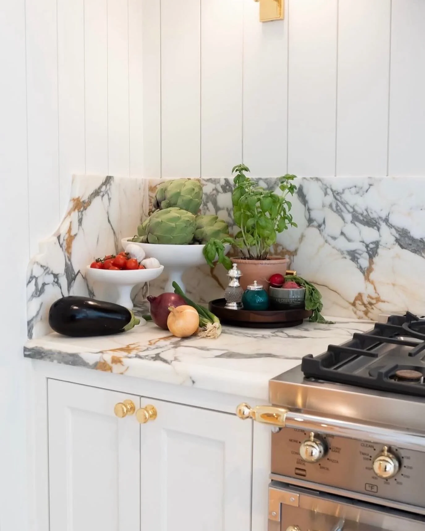 Calacatta Arabescato Marble. Love it or leave it? 

Stone fabrication @slabcutters 
Stone Installation @rosadonaturalstone
Interior Design &amp; Decor @cozysalazarinteriors 

.
.
.
.
.
.
.
.
.

#slabcutters #rosadonaturalstone #cozysalazarinteriors #