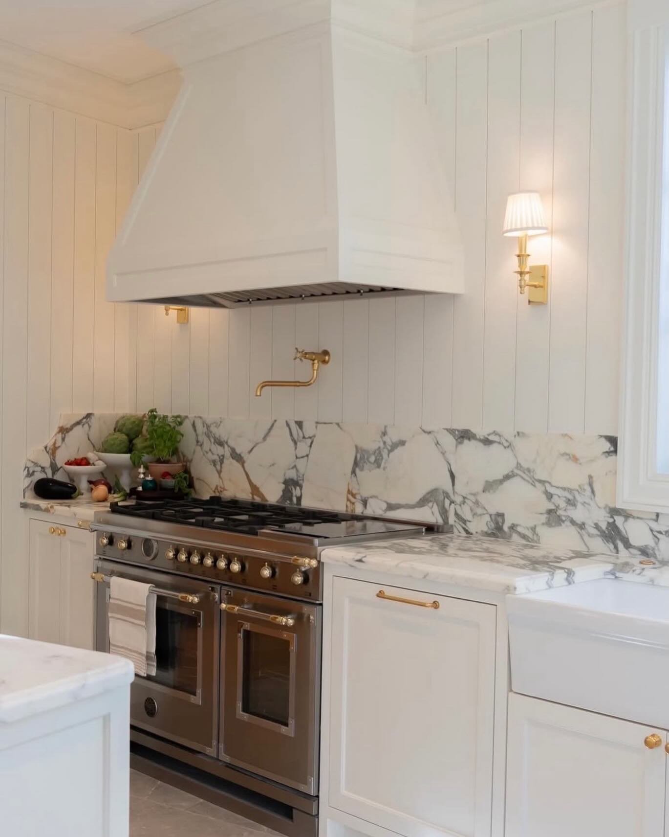 It&rsquo;s all about the precision. This Arabescato Gold Marble was fabricated, vein-matched and installed to create a truly seamless transition from the counters to the full backsplash. Classic design, flawlessly executed. 💎

.
.
.
.
.
.
.
.
.

#Ar