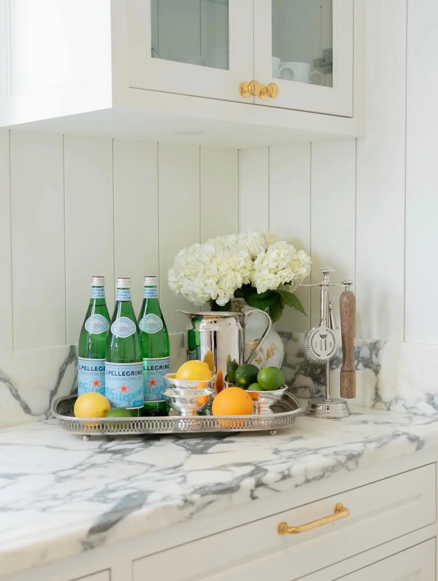 Where good design &amp; decor meet Calacatta Arabescato Gold Marble. 
@slabcutters 
@rosadonaturalstone
@cozysalazarinteriors 

.
.
.
.
.
.
.
.
.
.
.

#miamistone #interiordesignmiami #luxurymaterials #CalacattaArabescatoGold