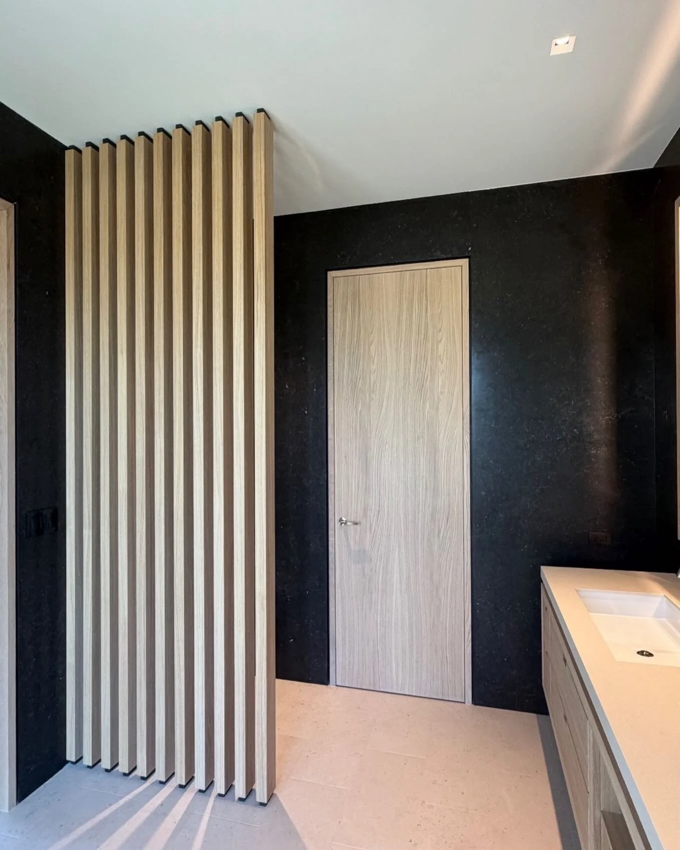 Stone wall cladding 👏🏻

Slab fabrication by @slabcutters 
Slab installation by @rosadonaturalstone 

Stone wall cladding has become a staple in modern bathroom design because it transforms a purely functional space into a sensory retreat. It moves 