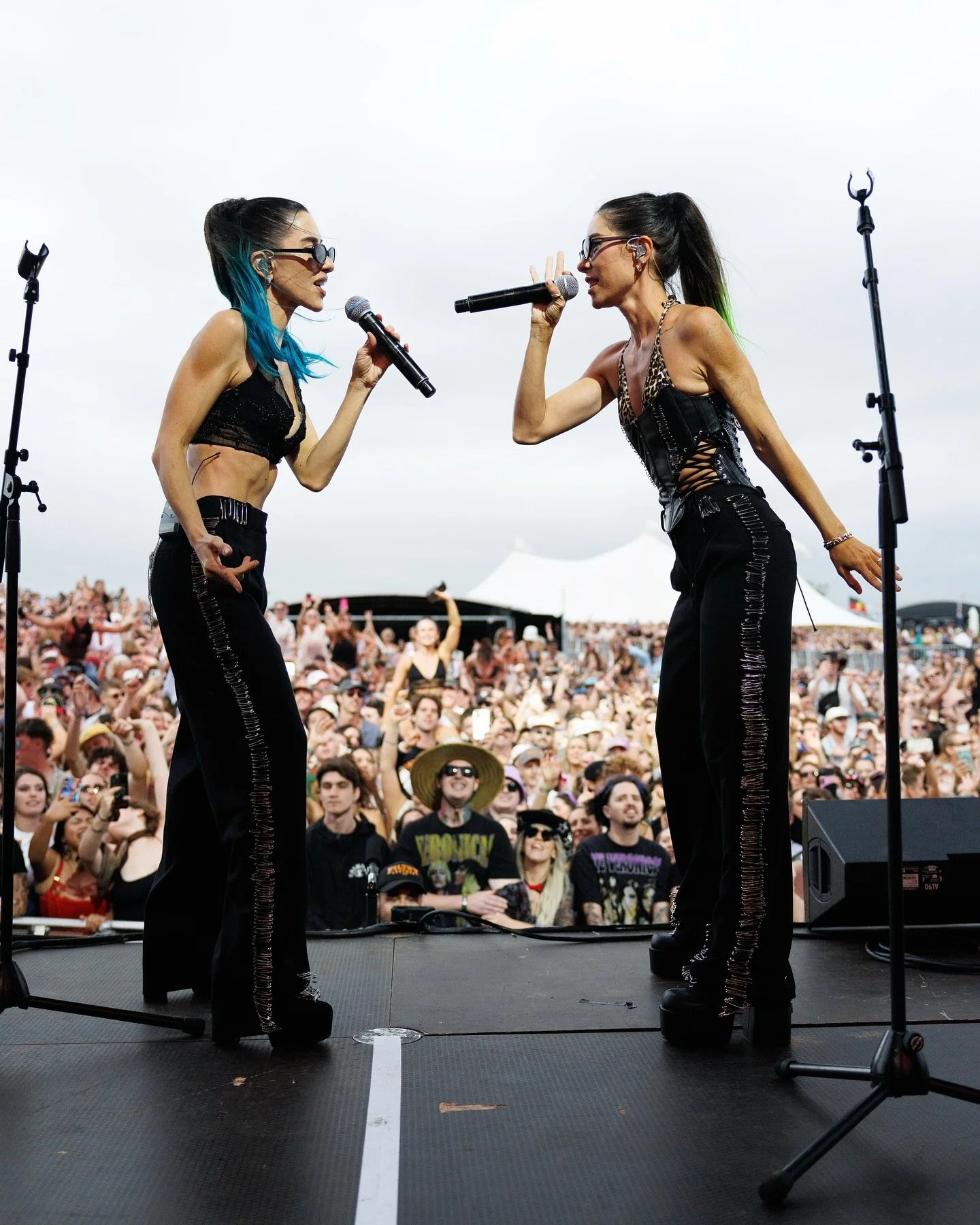 @theveronicasmusic 
Custom made pony&rsquo;s 💚💙 @jessicaveronica @lisa_veronica 
📸 @cass_brothers 
.
.
.
#theveronicas #customponytail #hair #hairstylist #sydneyhairstylist #greenhair #bluehair #love #livemusic #sydney #fashion #wigs
