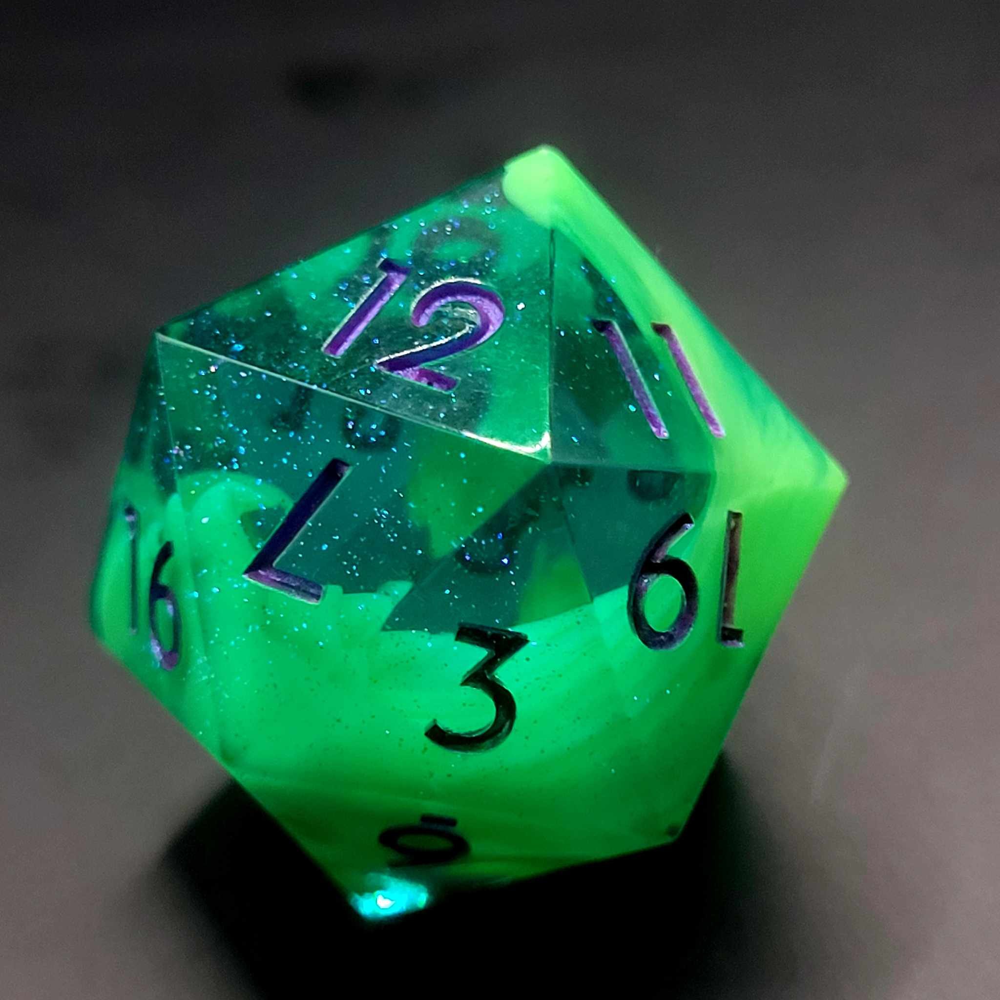 Alien Capsule (purple) D20