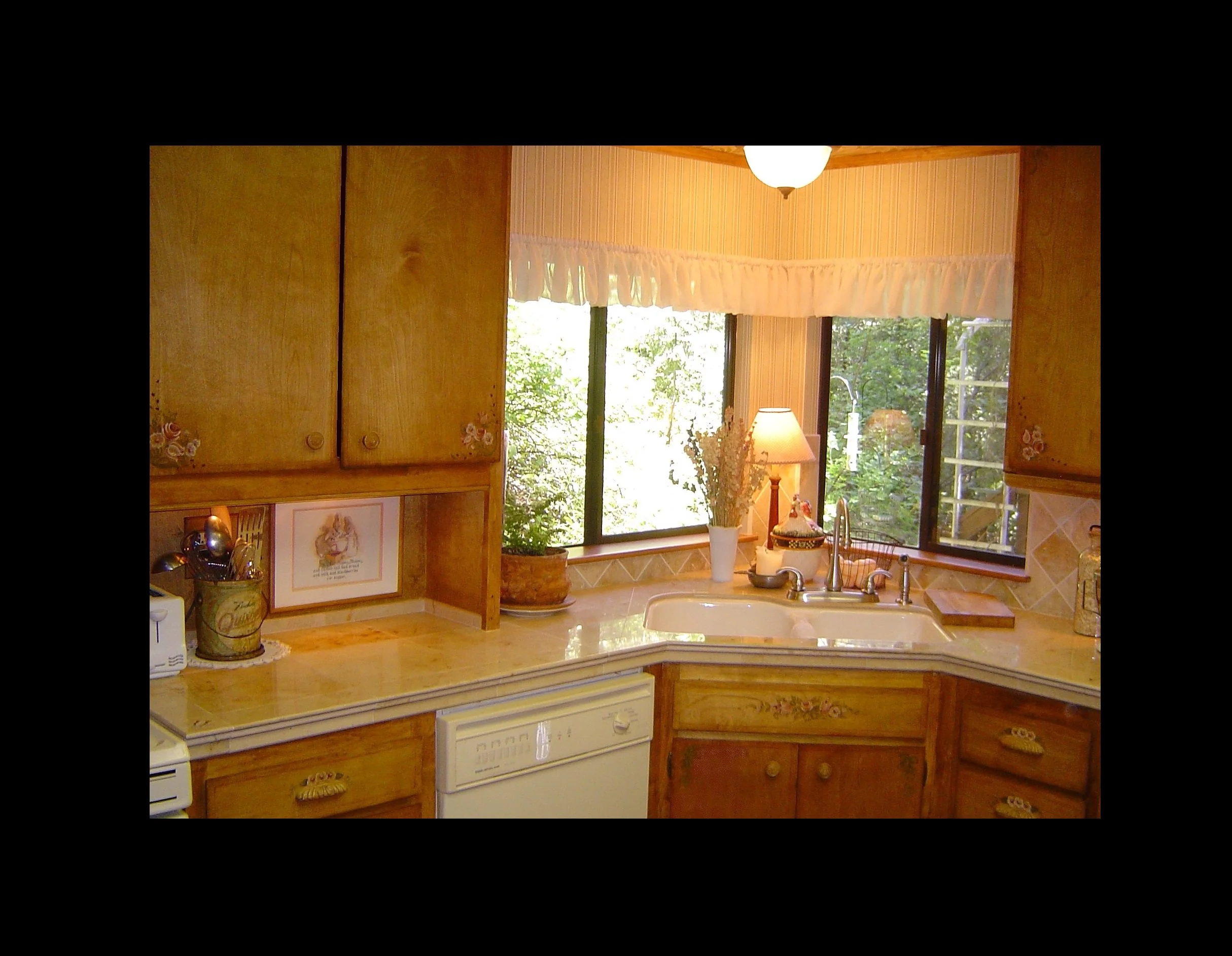 Limestone Counters With Inlay.jpg