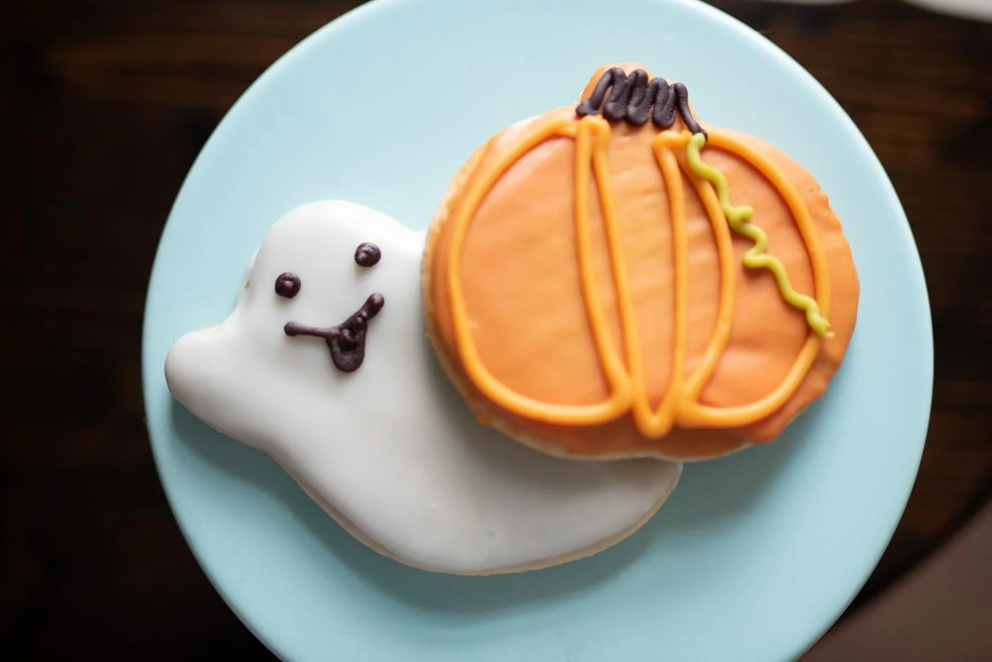 Ghostly treats are in season! Get ready for some spooky sweetness with our ghost and pumpkin cut-out cookies! 👻🎃