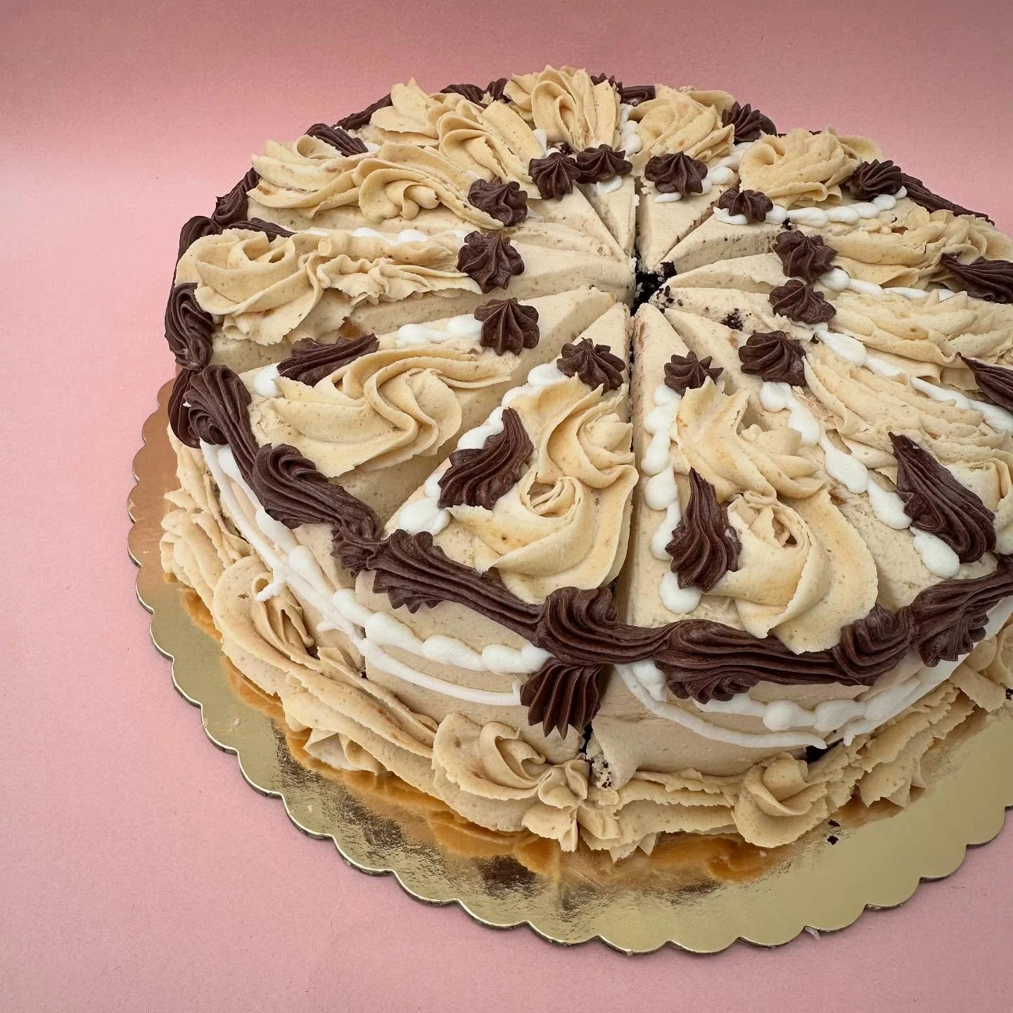 Peanut butter fans, rejoice! This week's cake by the slice is chocolate cake with peanut butter whipped icing! 🥜🍰