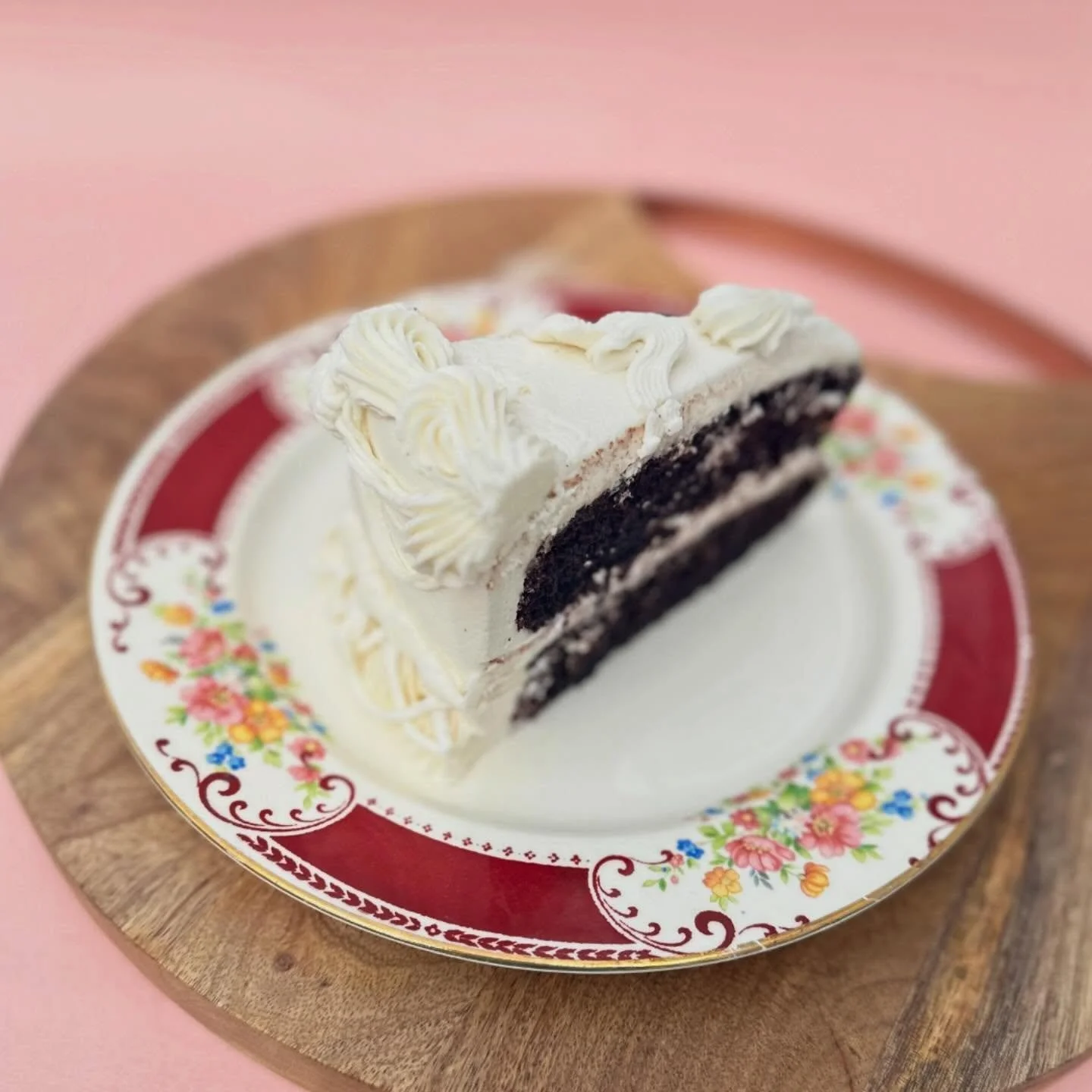 Our cake by the slice this week features rich chocolate cake paired with vanilla bean whipped icing! Also available as a 6" walk-in cake and gluten free cupcake.