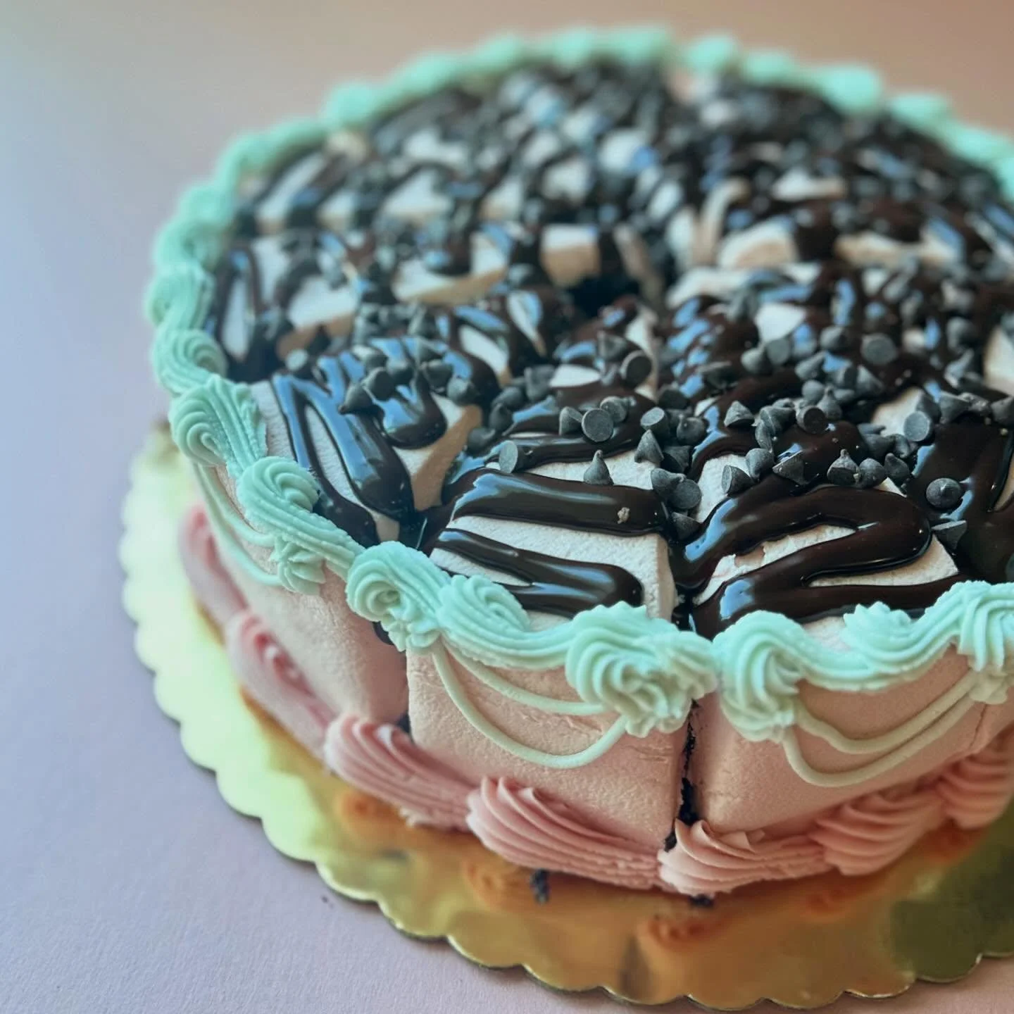 The Taurus zodiac cake is back! This rich chocolate cake is topped with strawberry icing, chocolate ganache and mini chocolate chips! Available in cake by the slice, gluten free cupcakes and 6" round to-go cakes. 🍓