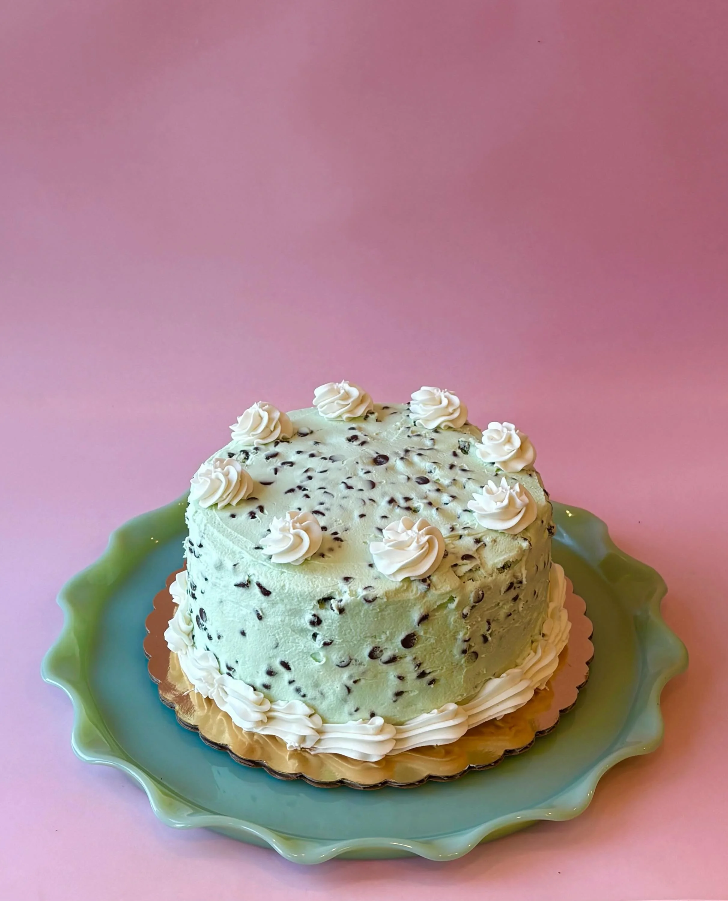Our cake by the slice and featured to-go cake this week  is our rich chocolate cake with mint chip icing! Also, available as a gluten-free cupcake. Swing by for yours this week. 🍰🎂🧁