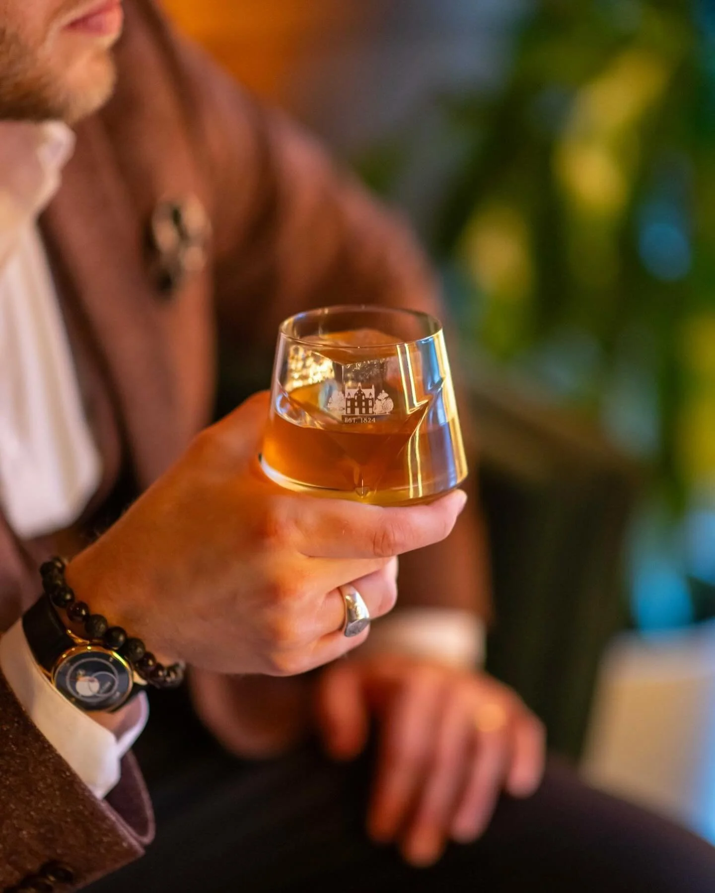 OLD FASHIONED DE LA FRONTERA 🥃
&bull;
Amother creation for The Library by The Macallan at The Four Seasons Whistler.
&bull;
✨ The Macallan Sherry Oak 12 Years Old, Oloroso Sherry, Sultana Raisin Maple Reduction, Cocoa &amp; Orange Distillate. Garnis