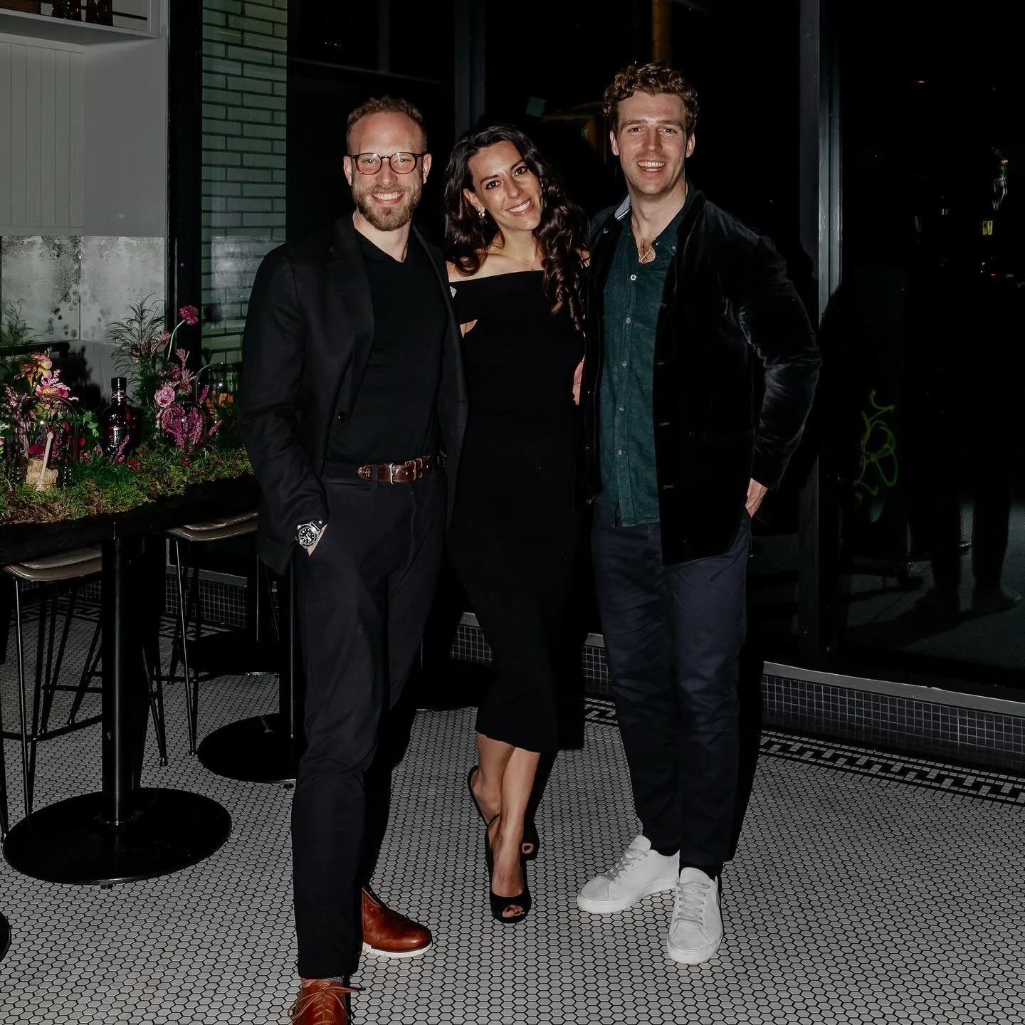 Vancouver nights 🍸🥃✨
#whyisadamwearingwhitesneakers #vancouver #cocktailtime #vancouverdrinks #vancouverevents #nightout
📷 @whentheyfindus