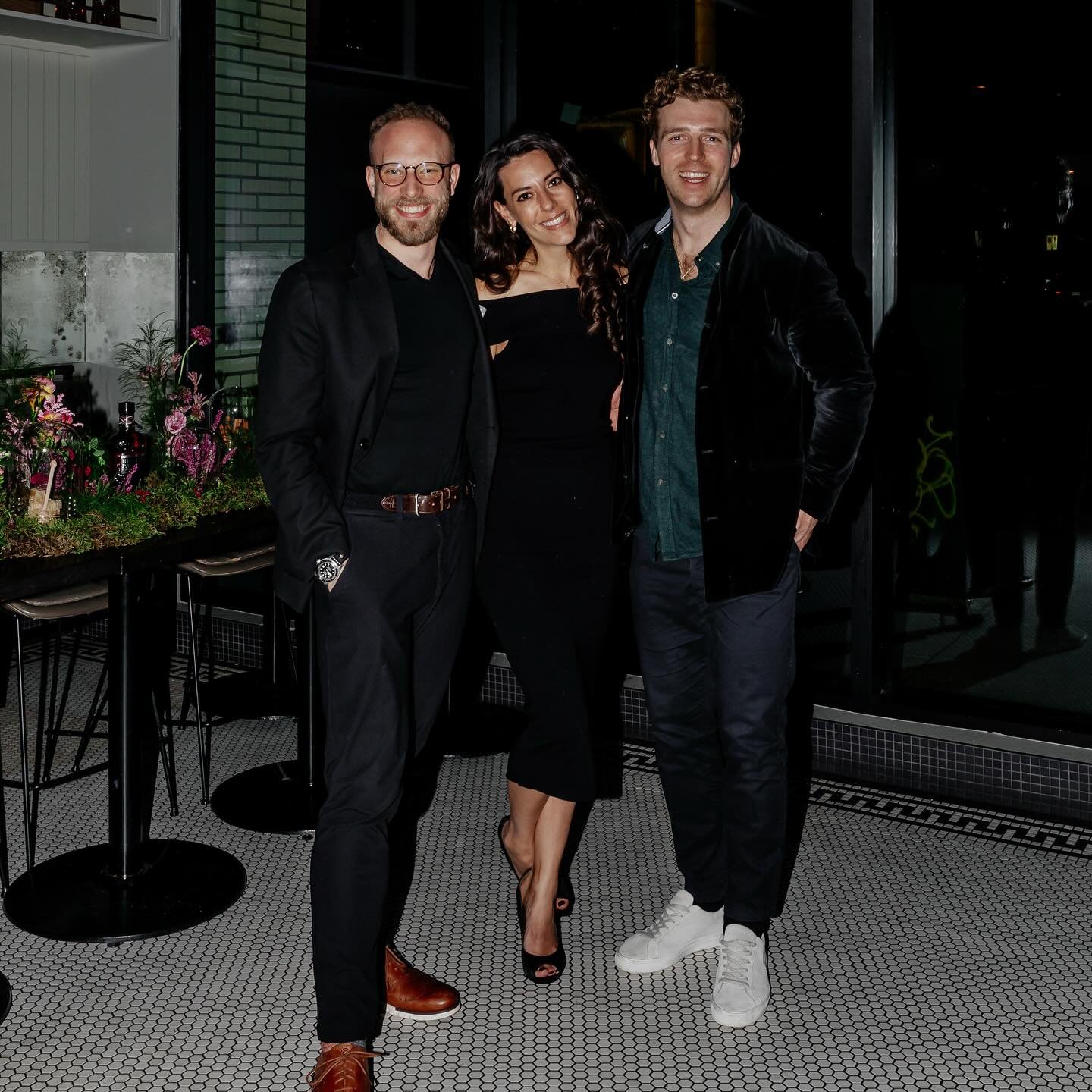 Vancouver nights 🍸🥃✨
#whyisadamwearingwhitesneakers #vancouver #cocktailtime #vancouverdrinks #vancouverevents #nightout
📷 @whentheyfindus