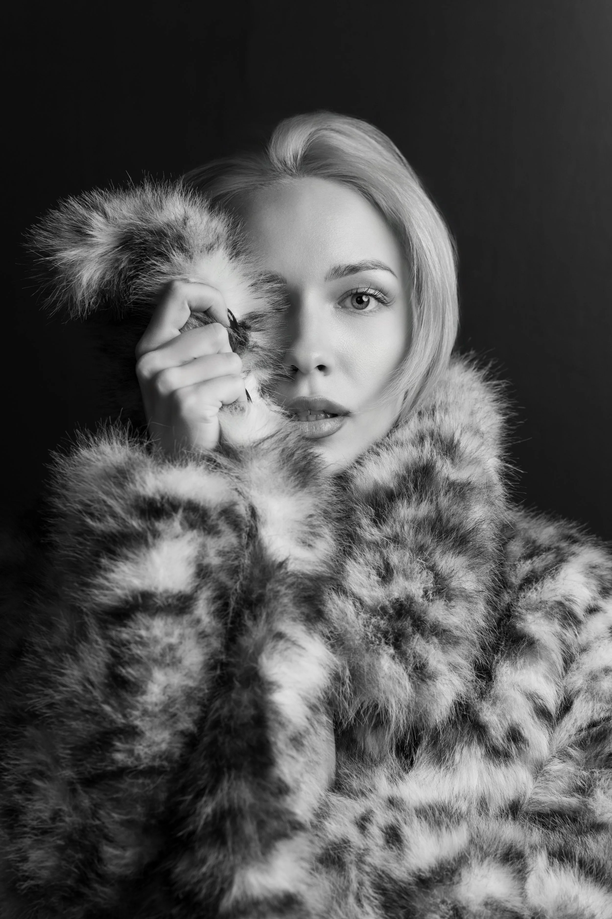 Maria-Kolotygina-studio-black-and-white.jpg