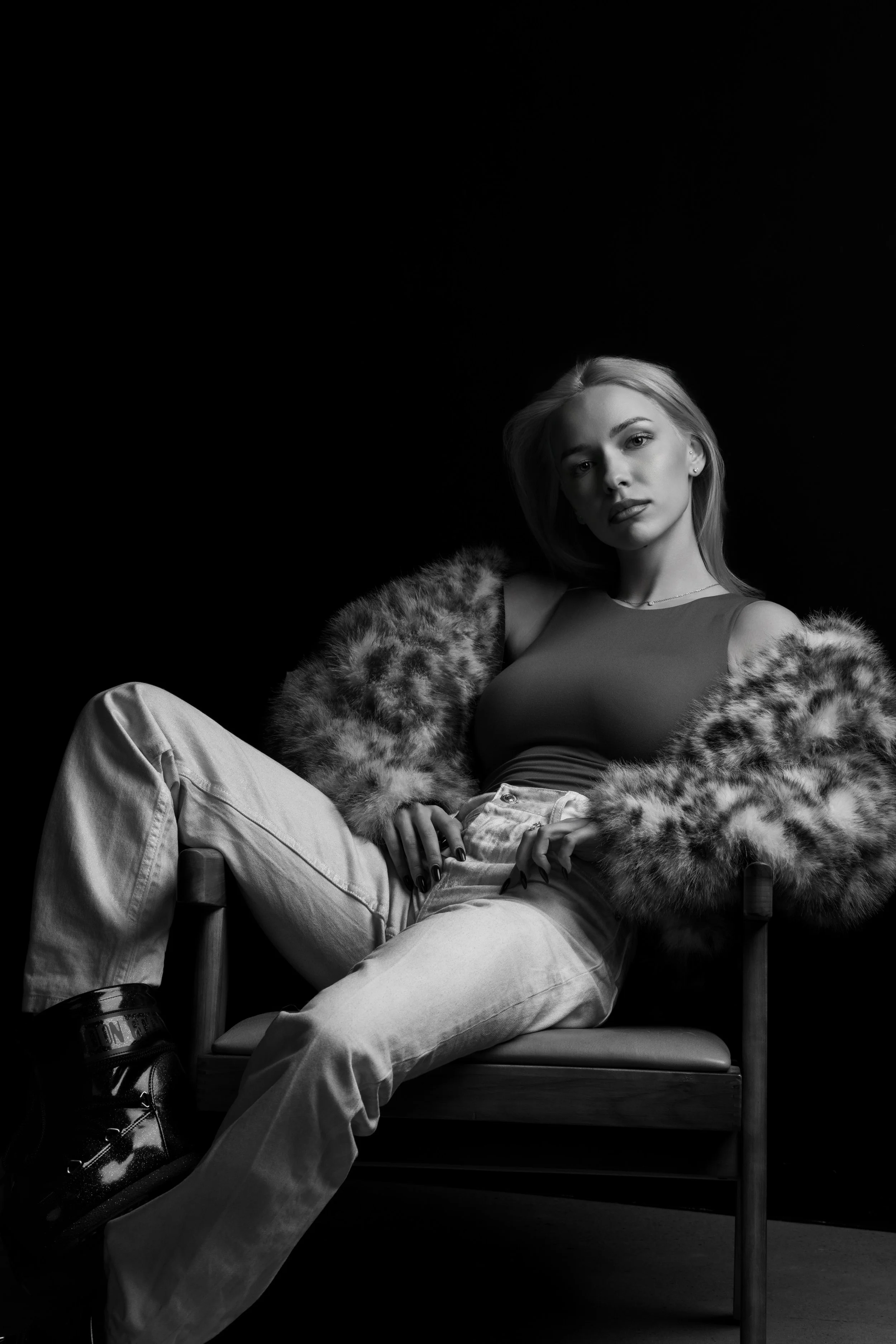 Maria-Kolotygina-studio-black-and-white (2).jpg