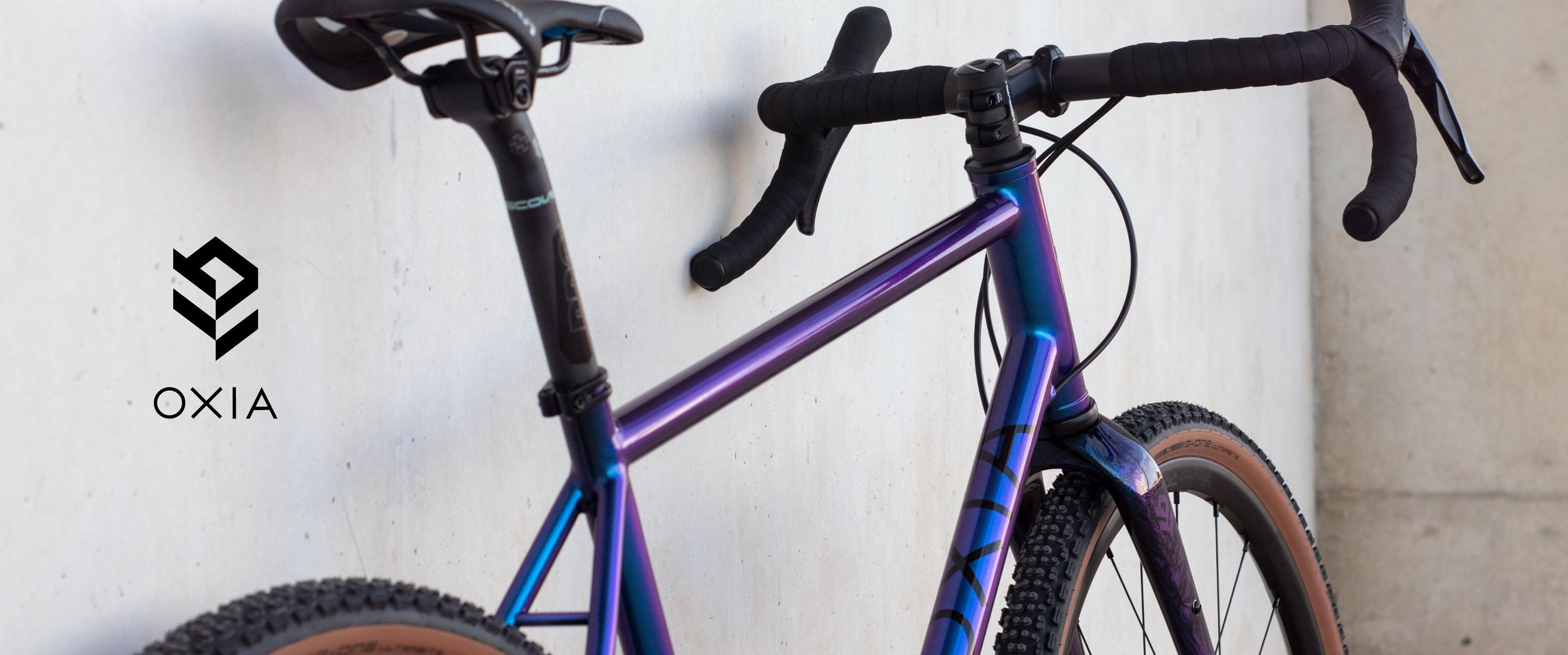 Bicicleta artesanal personalizada de OXIA en estudio minimalista.