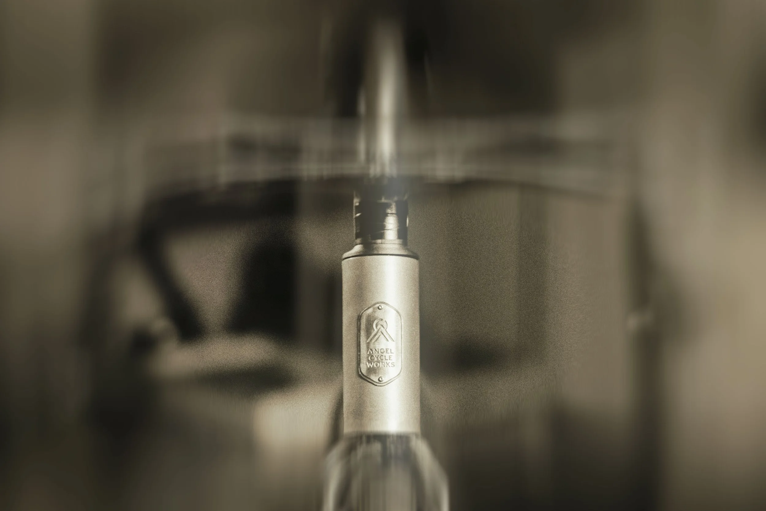 Vista cenital de un marco de bicicleta con una etiqueta que dice 'Angel Cycle Works'.