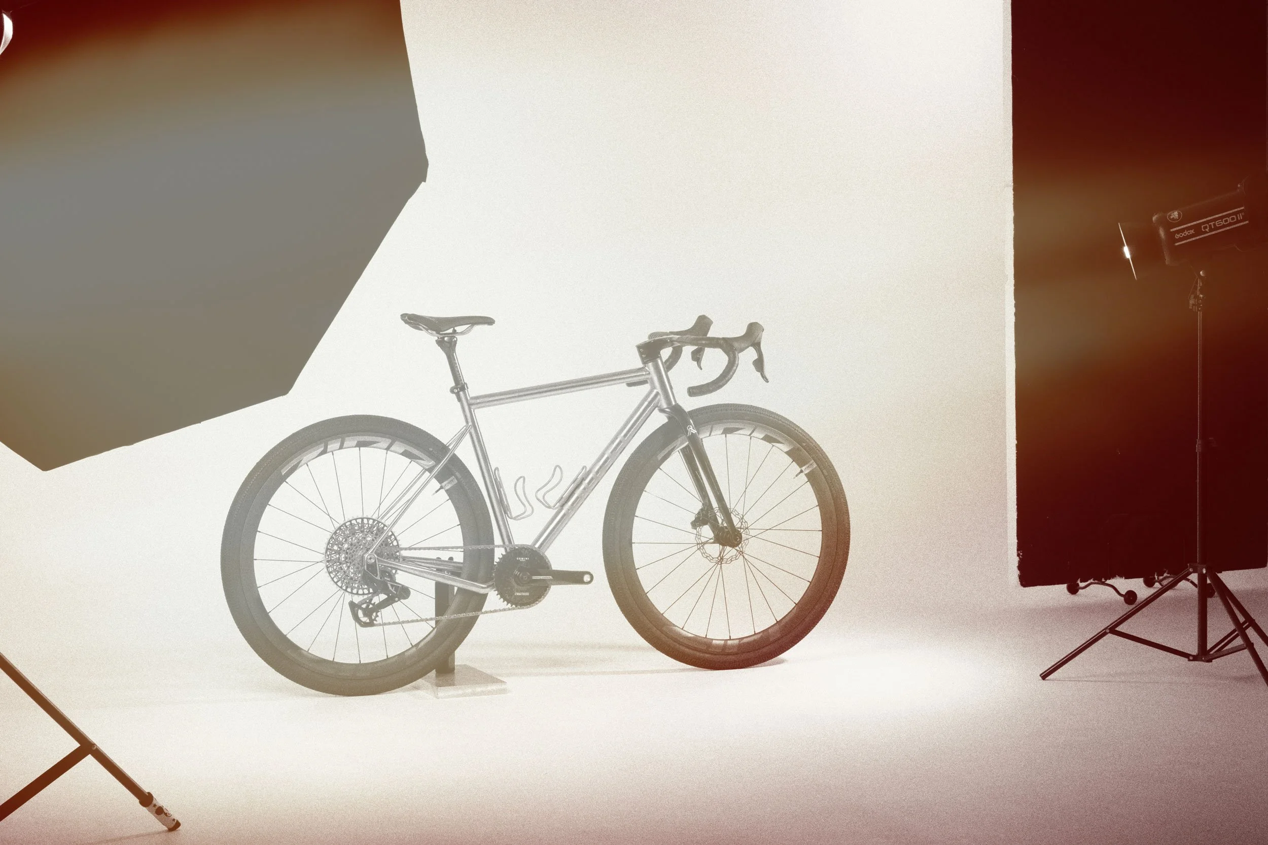 Bicicleta de ruta en un estudio fotográfico con equipo de iluminación.