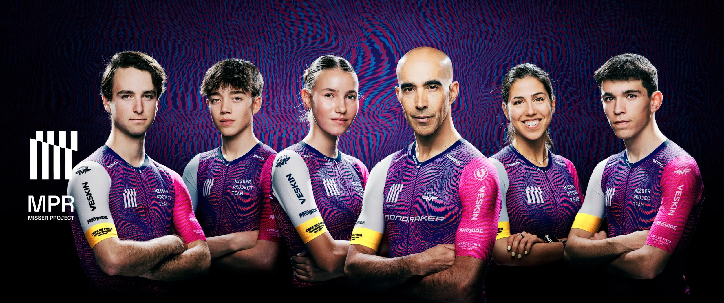 Seis personas en uniformes de ciclismo con fondo digital abstracto, algunos con armaduras rosas y moradas, y otros con prendas blancas y rosadas, todos con expresión confiada, en un equipo de ciclismo.