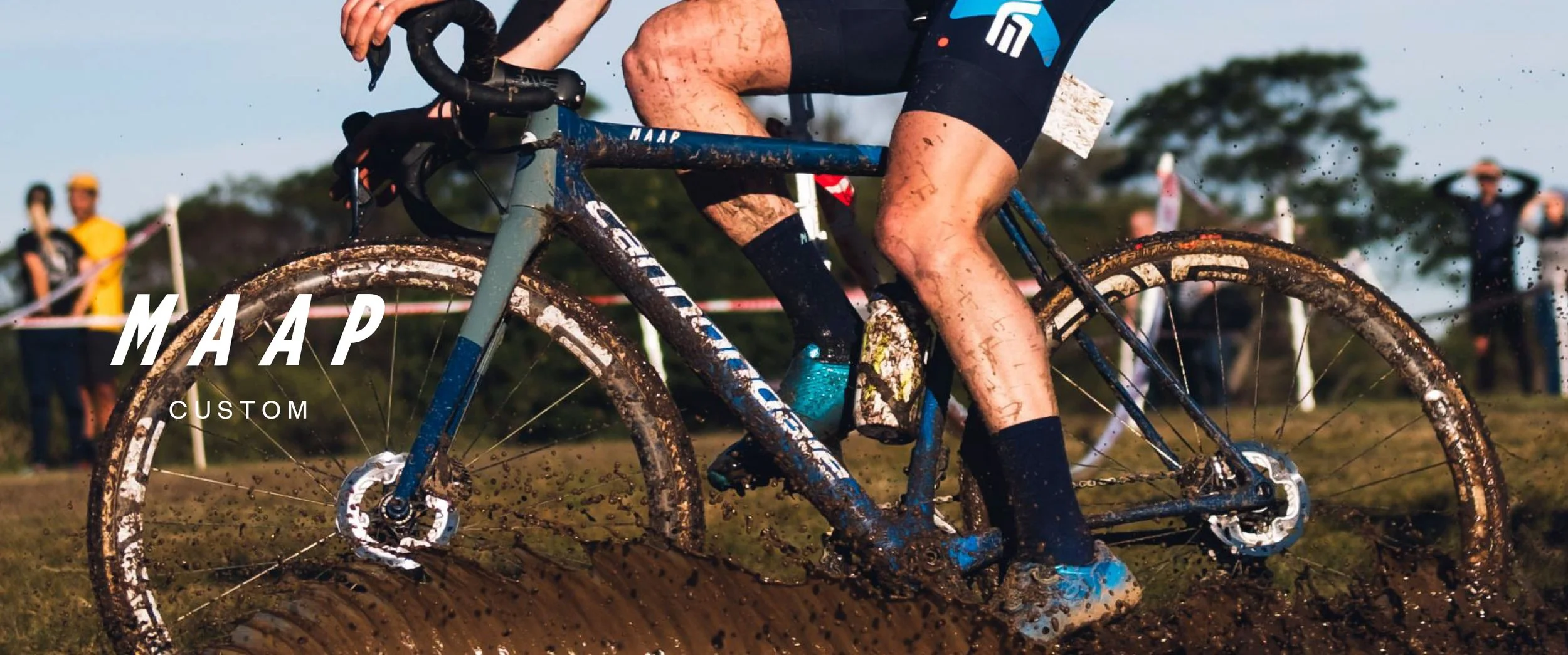 Diseño creativo y mockups para una colección exclusiva de ropa ciclista personalizada para MAAP.