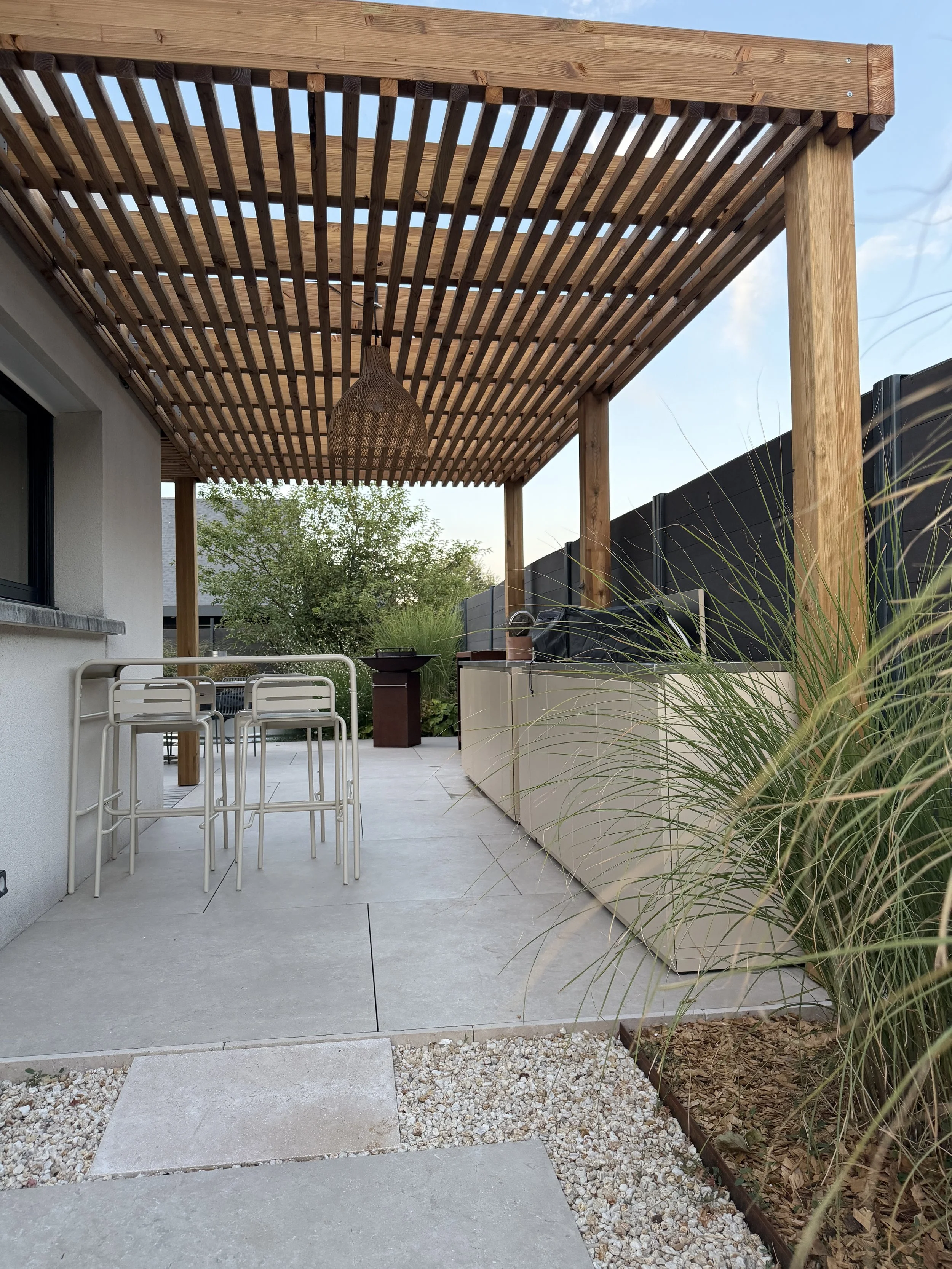 Pergola bioclimatique - pergola bois - aménagement extérieur - paysagiste