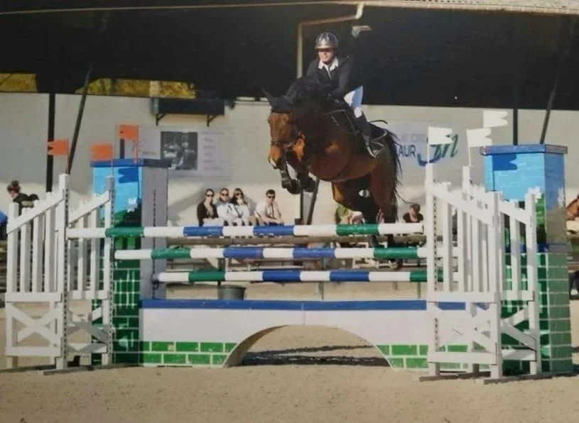 Cavalière et cheval récompensés lors d’un concours de saut d’obstacles – Haras Boréal, Île-de-France (77)