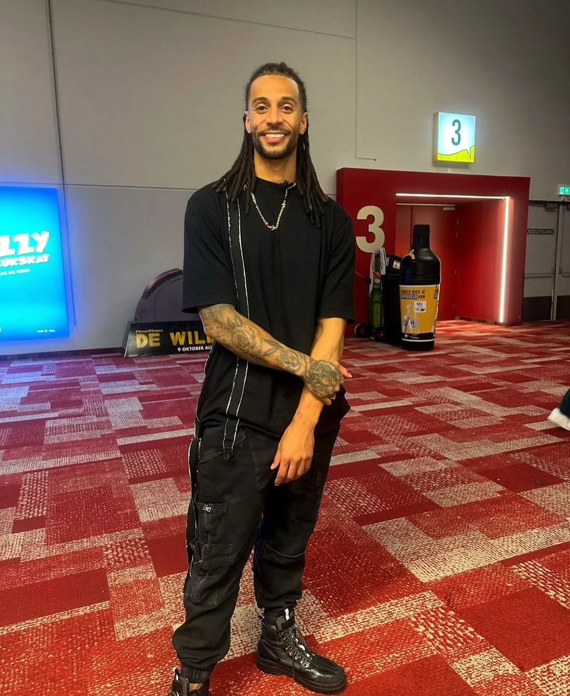 Dit weekend kwam zijn inspirerende documentaire uit: De schaduw van de lach - Het verhaal van Jay Francis✨ Go check it out now ❤️&zwj;🔥

Created this look for @tisjeboyjay ✨

#bewustzijnstylist #conciousstyling #holisticstylist #holistischstylist #s