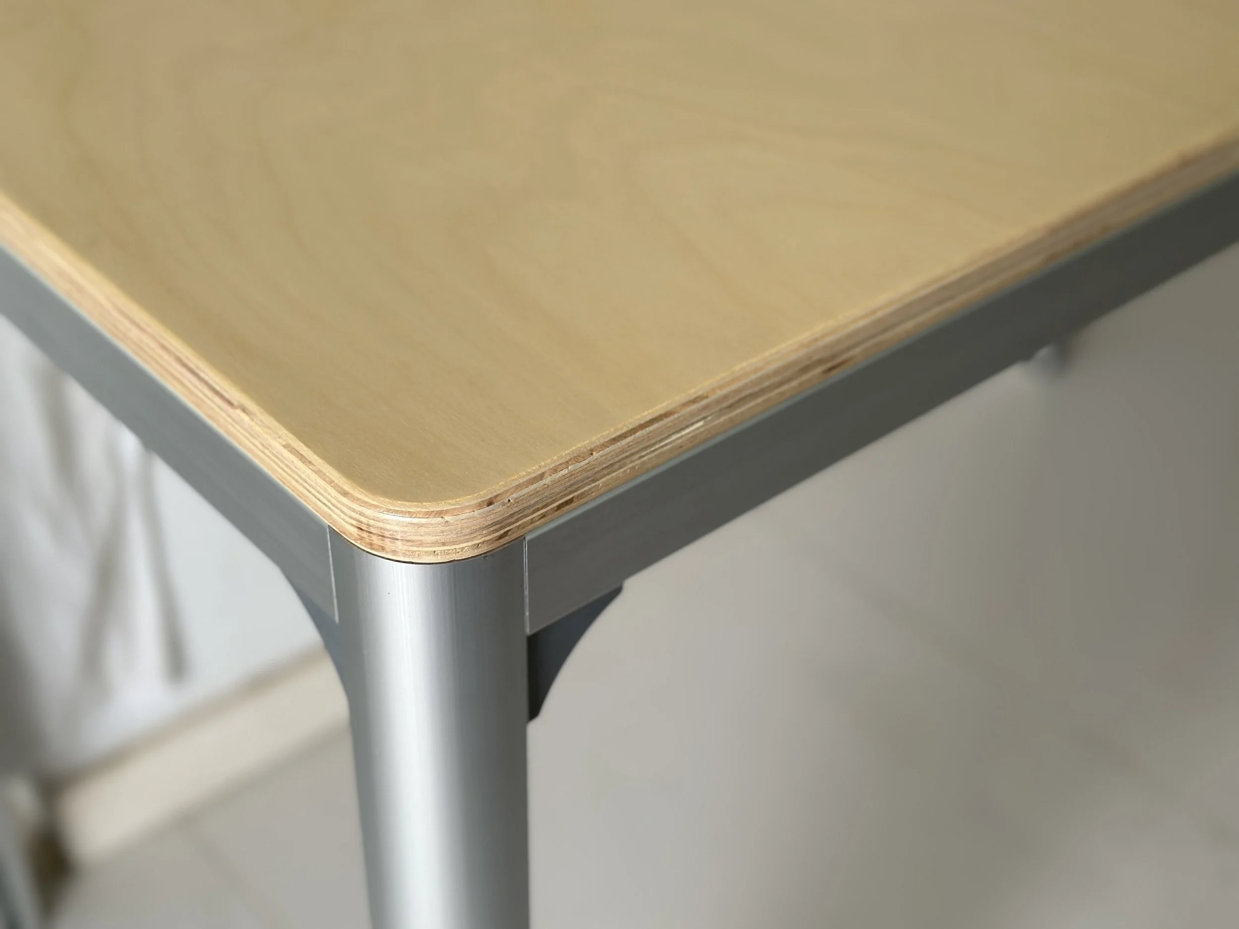 All round table