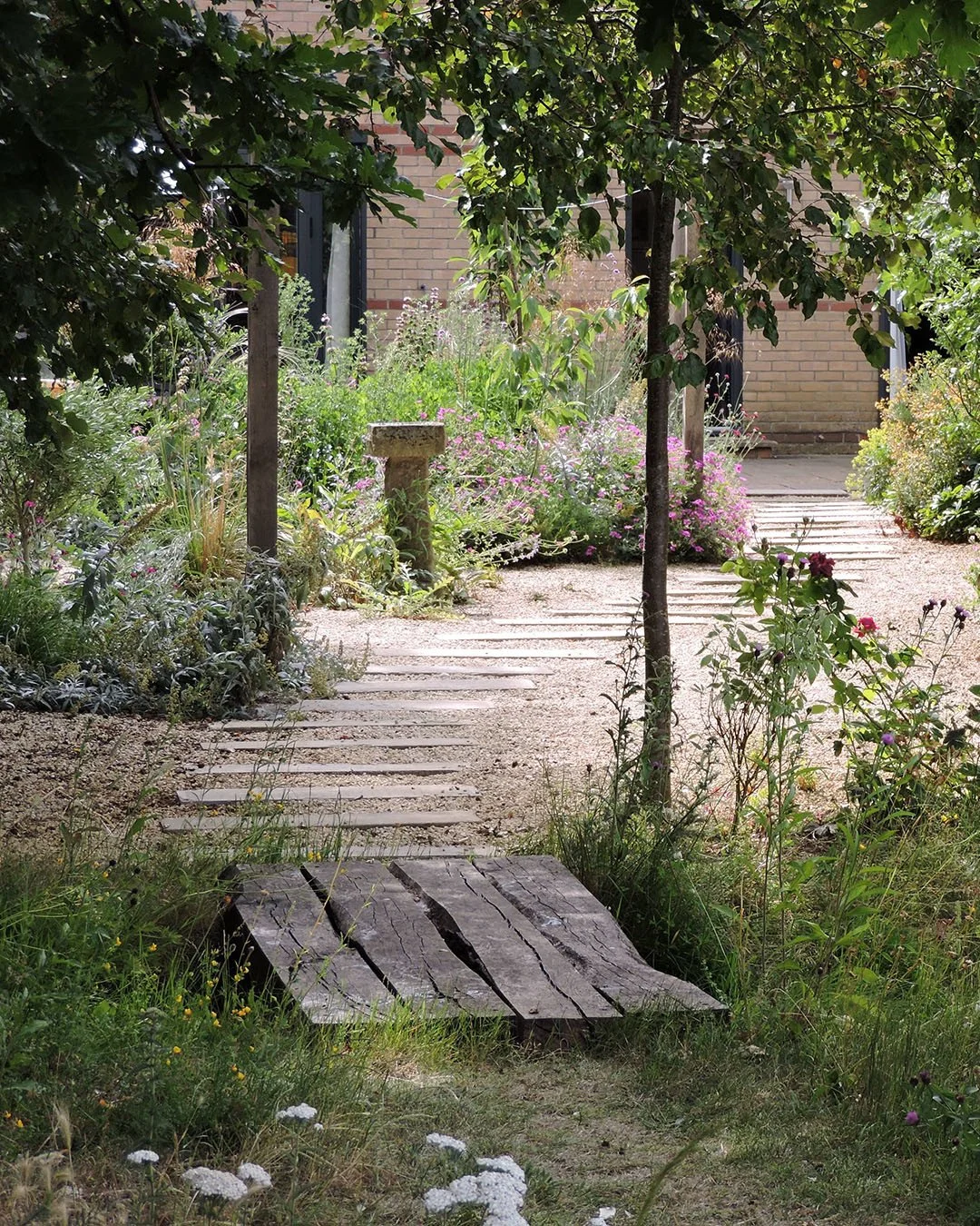 One of my favourite recent projects in Cambridgeshire, this garden is all about low-maintenance, wildlife, sustainability and of course, beauty.
🌱 Planting into grit and gravel to support dry-tolerant and resilient planting
🌱 A swale and pond w