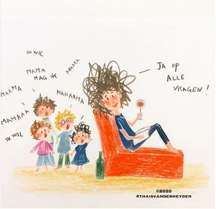A woman with curly hair sitting in an orange chair, smiling and holding a lollipop, while four children behind her are calling her "Mama" and shouting "IK WIL", "MA MAA IK", and "MAHAK".