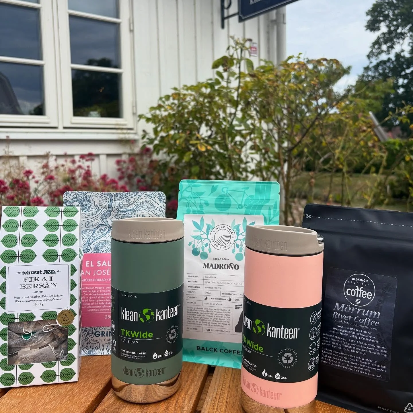 Saknar du gott kaffe eller te p&aring; jobbet eller i skolan? Vi har b&aring;de kaffet, teet och @kleankanteen_scandinavia BPA fria mugg, gjord av 90 % &aring;tervunnet st&aring;l och som h&aring;ller varmt 🥵upp till 11 h och 🥶 i 38 h🤩 P&aring; l&