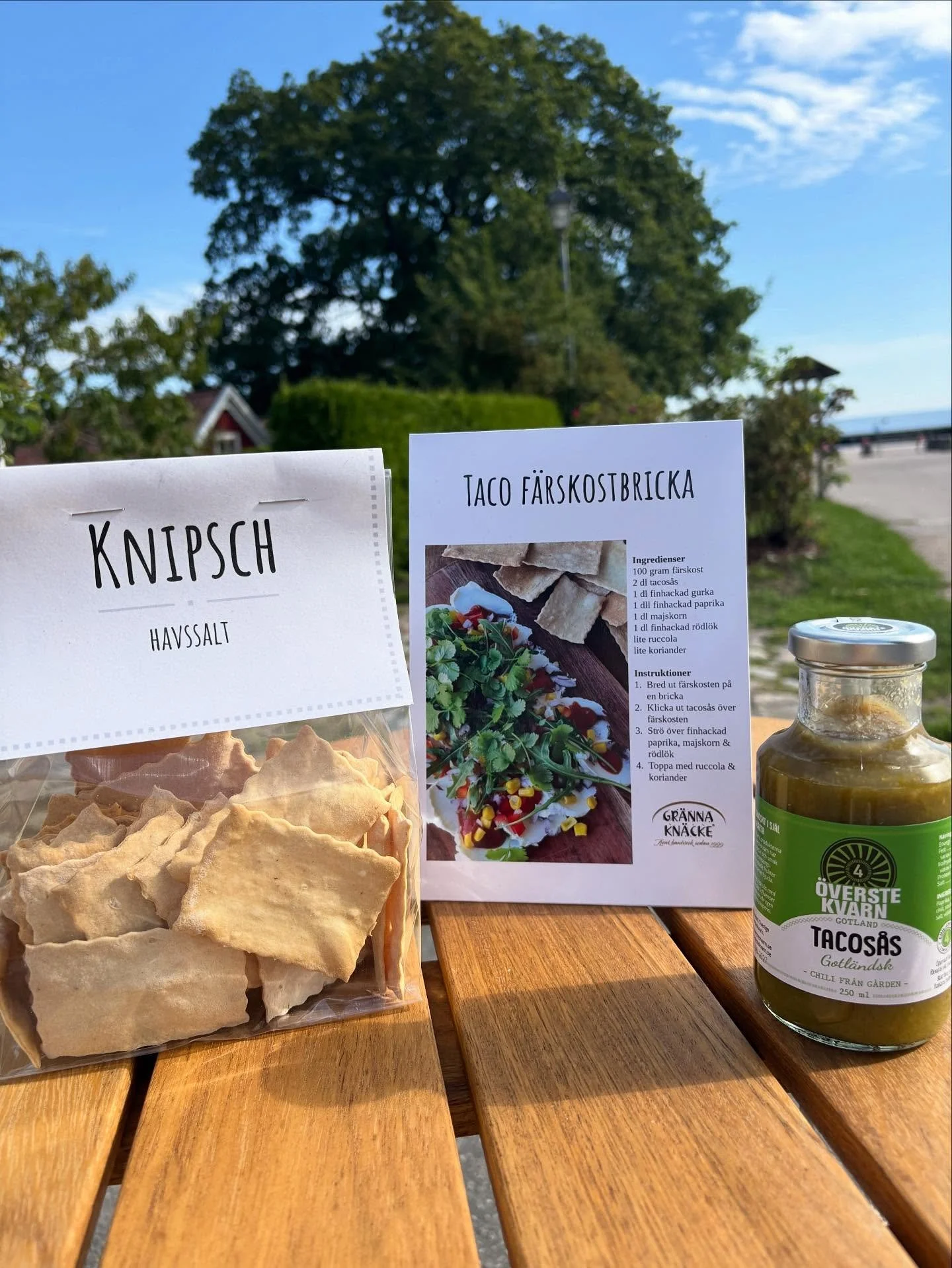 Fredagsmys? Testa @overstekvarn goda tacos&aring;s till din tacos ikv&auml;ll tillsammans med @grannaknacke goda knipsch😋🤩S&aring; gott! &Ouml;ppet idag och imorgon &ouml;ppnar vi kl 8 med nybakat frallor, br&ouml;d och kringlor. Hoppas vi ses! #&o