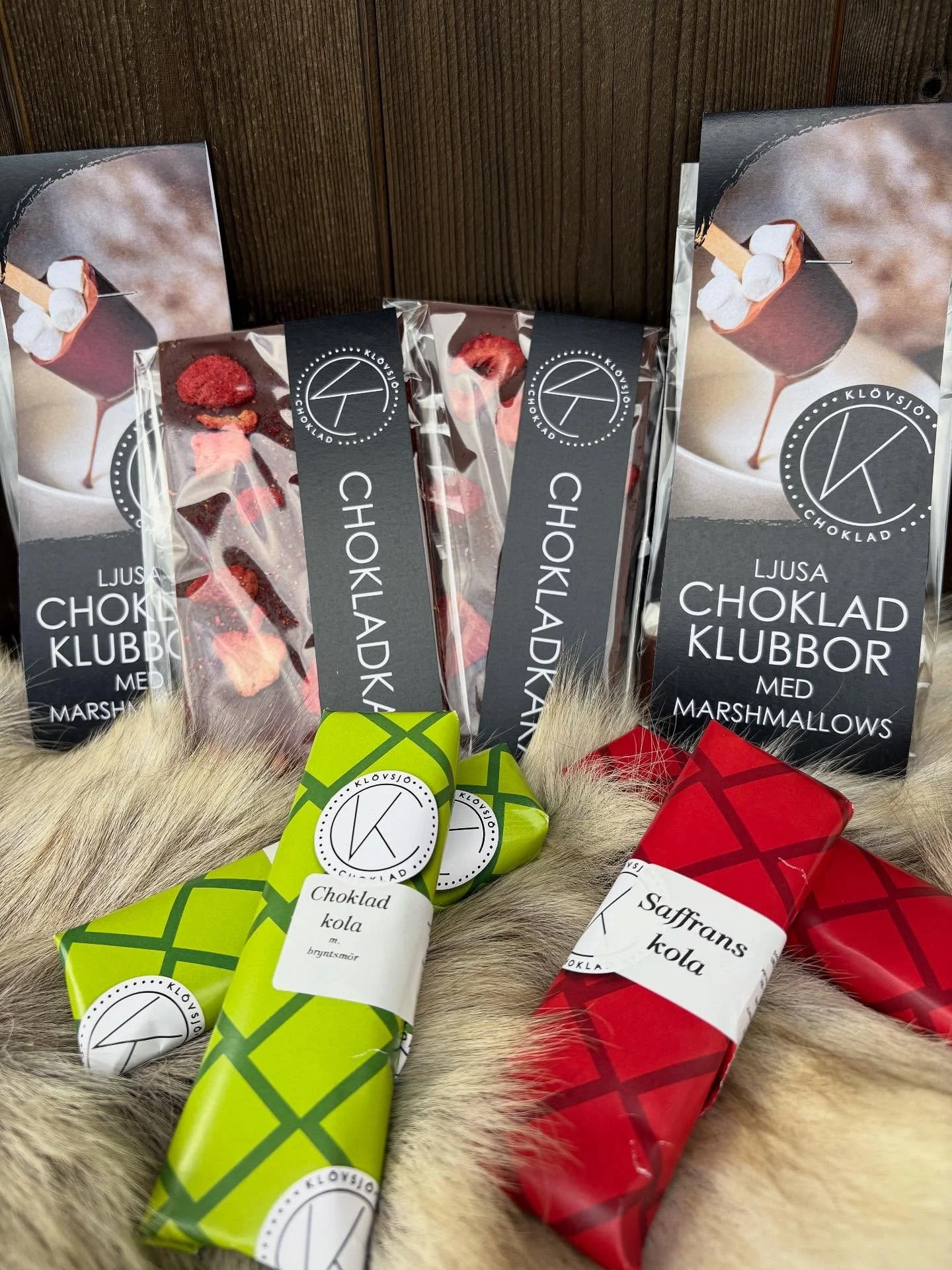 Idag har vi varit hos @natcake i vackra Kl&ouml;vsj&ouml; och h&auml;mtat hem en massa godsaker inf&ouml;r h&ouml;st och jul🥰. Hur gott l&aring;ter det inte med chokladkola med brynt sm&ouml;r😋? Eller saffranskola😍? Vi kommer ha &ouml;ppet alla he